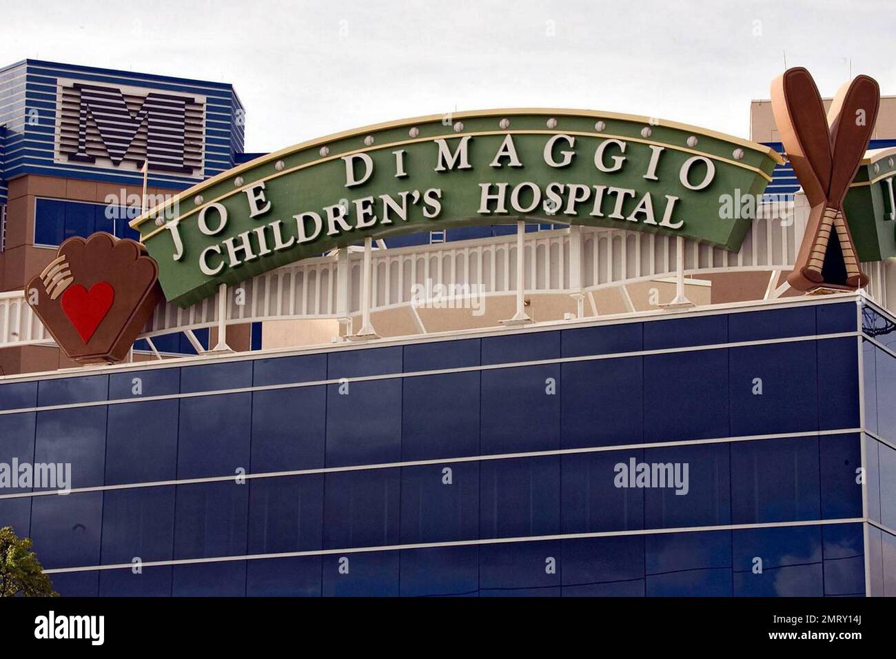 Matt Damons Frau, Luciana, hat Berichten zufolge ihr zweites Kind, eine Tochter namens Gia Zavala, im Memorial Regional Hospital geboren, in dem gleichen Krankenhaus, in dem die erste Tochter Isabella geboren wurde, in Hollywood, FL. Luciana wurde am Dienstag ins Krankenhaus eingeliefert und hat heute entbunden. Matt und Luciana lernten sich kennen, während Damon den Film „Stehenbleiben bei dir“ aus dem Jahr 2003 in Südflorida drehte und eine zweijährige Tochter, Isabella, hatte. Luciana, 32, hat auch eine zehnjährige Tochter, Alexia. Hollywood, Florida. Stockfoto