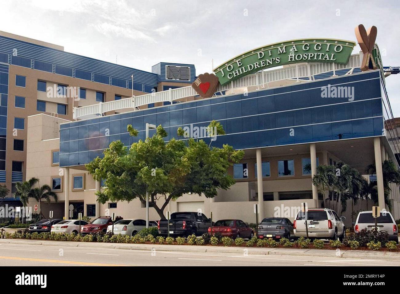 Matt Damons Frau, Luciana, hat Berichten zufolge ihr zweites Kind, eine Tochter namens Gia Zavala, im Memorial Regional Hospital geboren, in dem gleichen Krankenhaus, in dem die erste Tochter Isabella geboren wurde, in Hollywood, FL. Luciana wurde am Dienstag ins Krankenhaus eingeliefert und hat heute entbunden. Matt und Luciana lernten sich kennen, während Damon den Film „Stehenbleiben bei dir“ aus dem Jahr 2003 in Südflorida drehte und eine zweijährige Tochter, Isabella, hatte. Luciana, 32, hat auch eine zehnjährige Tochter, Alexia. Hollywood, Florida. Stockfoto