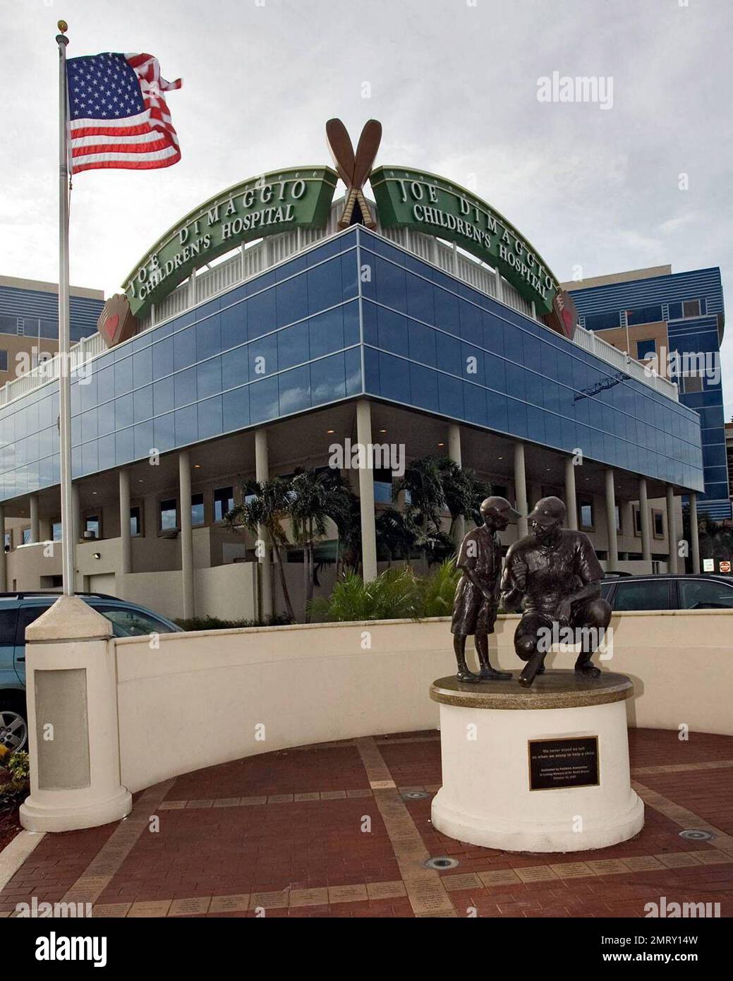 Matt Damons Frau, Luciana, hat Berichten zufolge ihr zweites Kind, eine Tochter namens Gia Zavala, im Memorial Regional Hospital geboren, in dem gleichen Krankenhaus, in dem die erste Tochter Isabella geboren wurde, in Hollywood, FL. Luciana wurde am Dienstag ins Krankenhaus eingeliefert und hat heute entbunden. Matt und Luciana lernten sich kennen, während Damon den Film „Stehenbleiben bei dir“ aus dem Jahr 2003 in Südflorida drehte und eine zweijährige Tochter, Isabella, hatte. Luciana, 32, hat auch eine zehnjährige Tochter, Alexia. Hollywood, Florida. Stockfoto