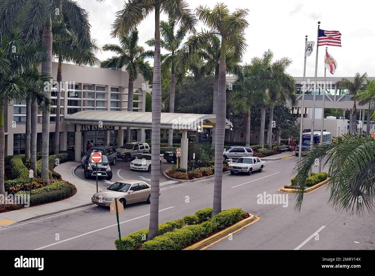 Matt Damons Frau, Luciana, hat Berichten zufolge ihr zweites Kind, eine Tochter namens Gia Zavala, im Memorial Regional Hospital geboren, in dem gleichen Krankenhaus, in dem die erste Tochter Isabella geboren wurde, in Hollywood, FL. Luciana wurde am Dienstag ins Krankenhaus eingeliefert und hat heute entbunden. Matt und Luciana lernten sich kennen, während Damon den Film „Stehenbleiben bei dir“ aus dem Jahr 2003 in Südflorida drehte und eine zweijährige Tochter, Isabella, hatte. Luciana, 32, hat auch eine zehnjährige Tochter, Alexia. Hollywood, Florida. Stockfoto