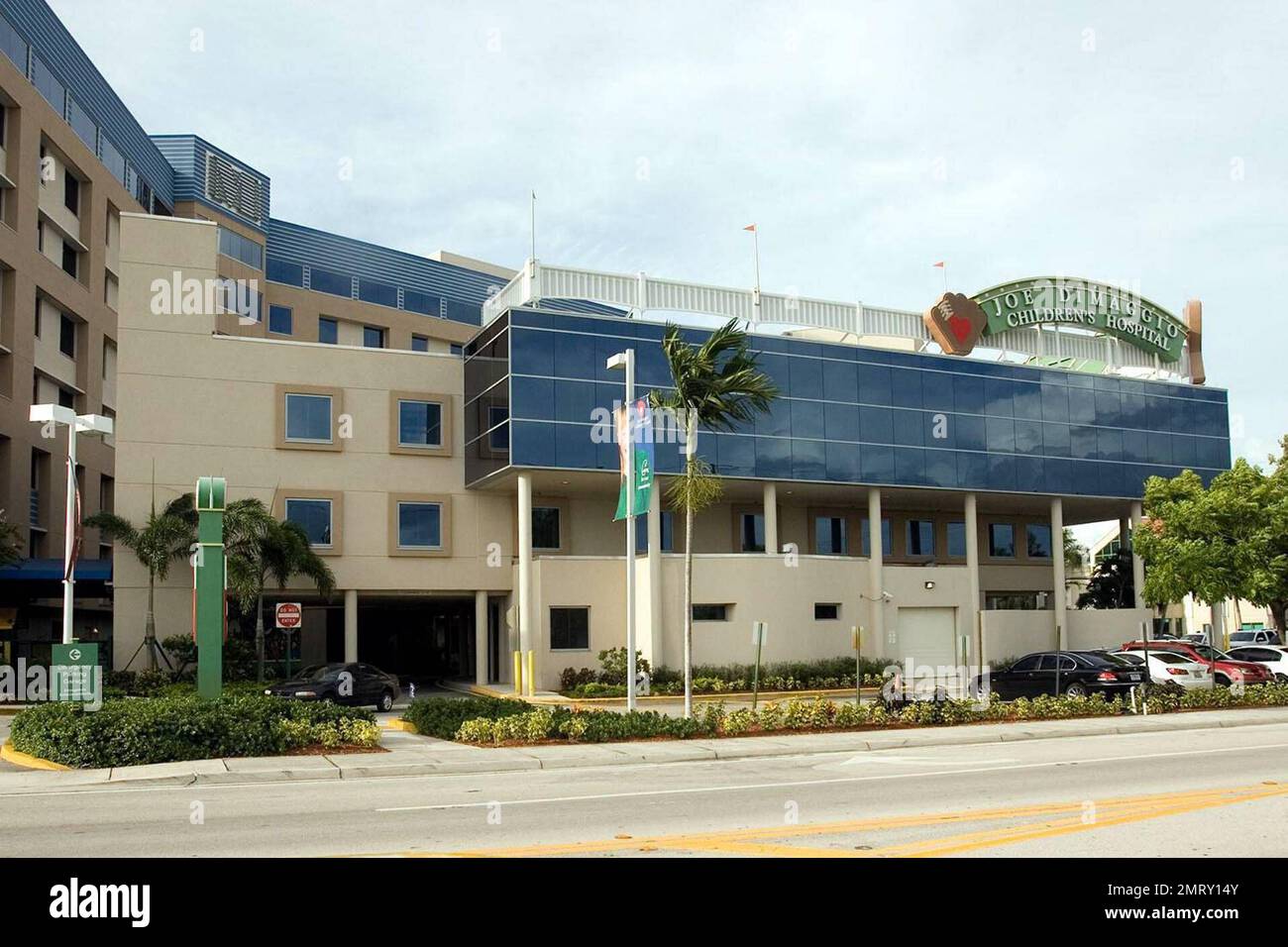 Matt Damons Frau, Luciana, hat Berichten zufolge ihr zweites Kind, eine Tochter namens Gia Zavala, im Memorial Regional Hospital geboren, in dem gleichen Krankenhaus, in dem die erste Tochter Isabella geboren wurde, in Hollywood, FL. Luciana wurde am Dienstag ins Krankenhaus eingeliefert und hat heute entbunden. Matt und Luciana lernten sich kennen, während Damon den Film „Stehenbleiben bei dir“ aus dem Jahr 2003 in Südflorida drehte und eine zweijährige Tochter, Isabella, hatte. Luciana, 32, hat auch eine zehnjährige Tochter, Alexia. Hollywood, Florida. Stockfoto