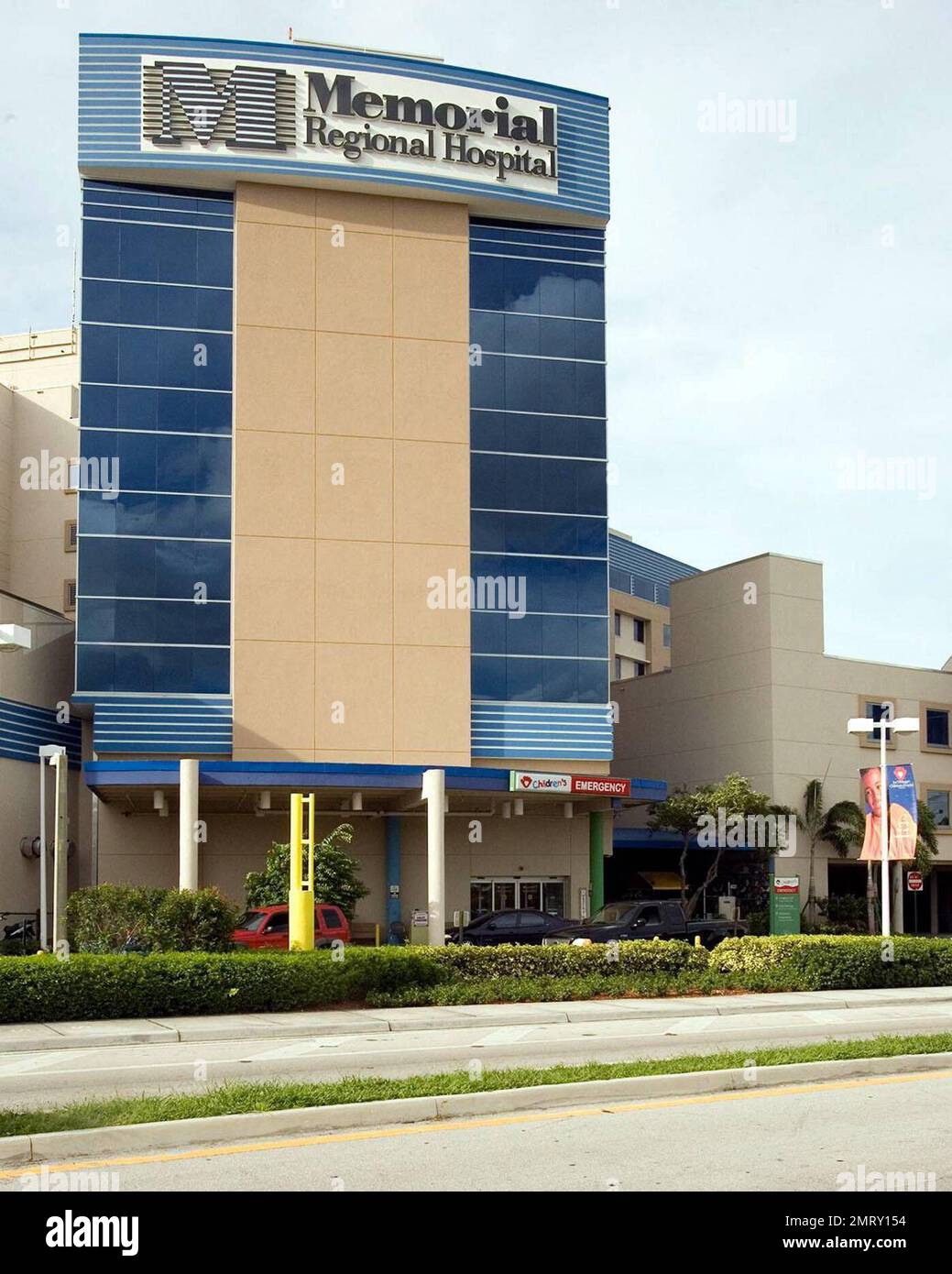 Matt Damons Frau, Luciana, hat Berichten zufolge ihr zweites Kind, eine Tochter namens Gia Zavala, im Memorial Regional Hospital geboren, in dem gleichen Krankenhaus, in dem die erste Tochter Isabella geboren wurde, in Hollywood, FL. Luciana wurde am Dienstag ins Krankenhaus eingeliefert und hat heute entbunden. Matt und Luciana lernten sich kennen, während Damon den Film „Stehenbleiben bei dir“ aus dem Jahr 2003 in Südflorida drehte und eine zweijährige Tochter, Isabella, hatte. Luciana, 32, hat auch eine zehnjährige Tochter, Alexia. Hollywood, Florida. Stockfoto