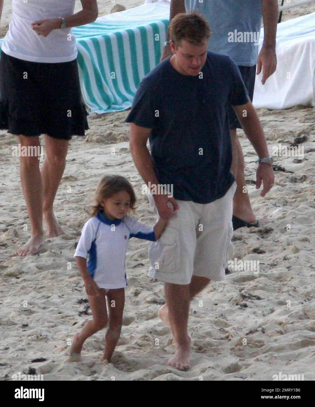 - Exklusiv!! Der Schauspieler Matt Damon nimmt seine Familie zum Valentinstag in einen exklusiven Urlaubsort in der Karibik mit. Damon nahm sich Zeit, um mit der Tochter Alexia und Isabella zu spielen, während Frau Luciana das Baby Gia Zavala im Schatten hielt. Der hart arbeitende Damon hat sich auch zurückgeworfen, während er die Sonne aufnahm und ein paar Cocktails genoss. Der Spaß der Familie wurde mit einem überraschenden Gewitter beendet, der ihn und seine Familie zurück in ihr Hotel brachte, bedeckt mit Handtüchern, um sich vor dem Regen zu verstecken. Karibik. 2/15/09. Stockfoto