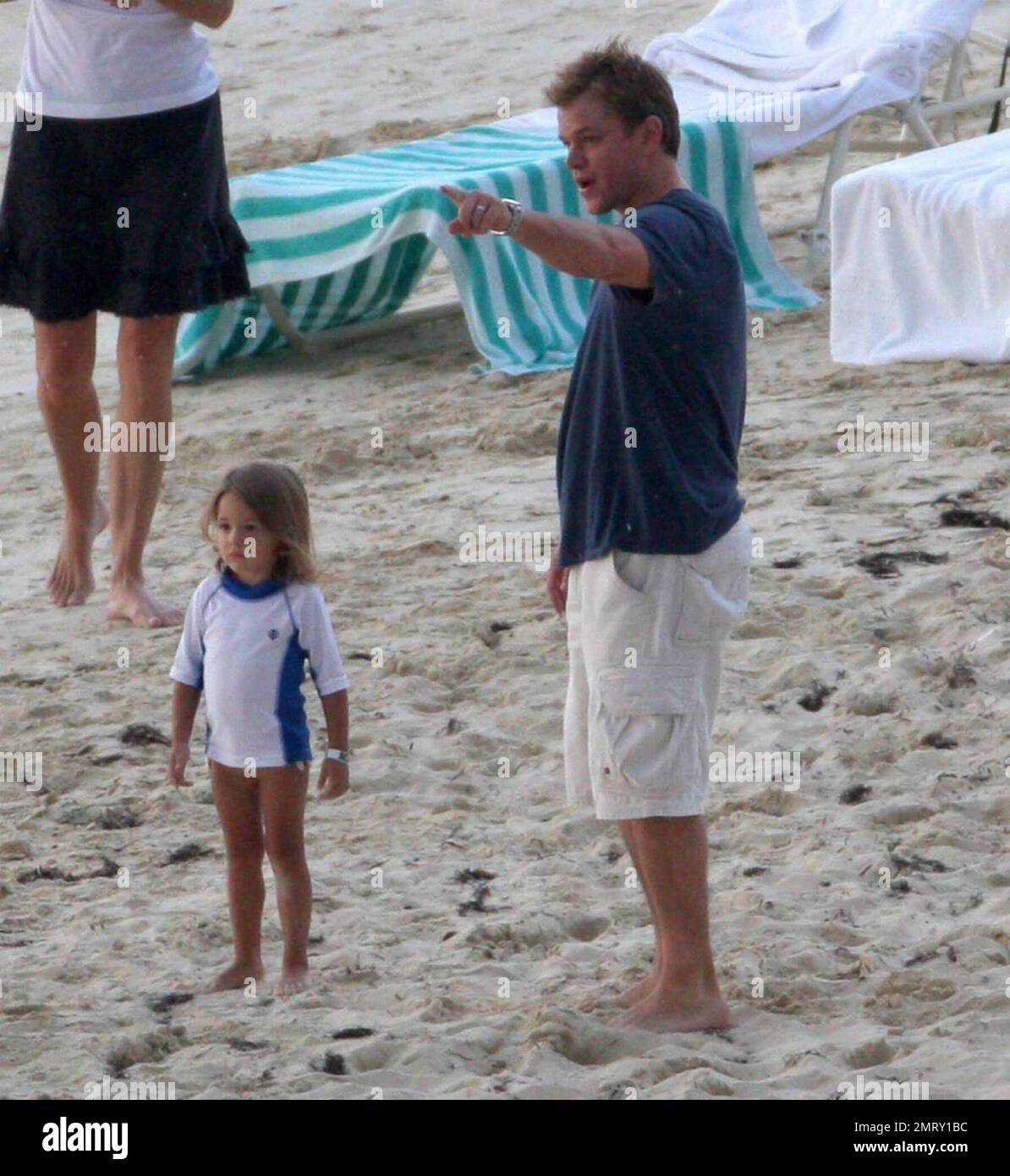 - Exklusiv!! Der Schauspieler Matt Damon nimmt seine Familie zum Valentinstag in einen exklusiven Urlaubsort in der Karibik mit. Damon nahm sich Zeit, um mit der Tochter Alexia und Isabella zu spielen, während Frau Luciana das Baby Gia Zavala im Schatten hielt. Der hart arbeitende Damon hat sich auch zurückgeworfen, während er die Sonne aufnahm und ein paar Cocktails genoss. Der Spaß der Familie wurde mit einem überraschenden Gewitter beendet, der ihn und seine Familie zurück in ihr Hotel brachte, bedeckt mit Handtüchern, um sich vor dem Regen zu verstecken. Karibik. 2/15/09. Stockfoto