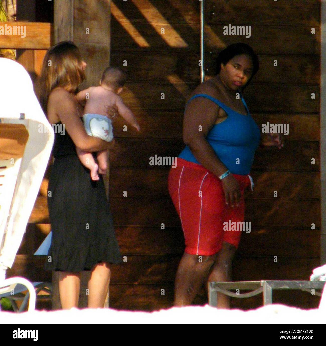 - Exklusiv!! Der Schauspieler Matt Damon nimmt seine Familie zum Valentinstag in einen exklusiven Urlaubsort in der Karibik mit. Damon nahm sich Zeit, um mit der Tochter Alexia und Isabella zu spielen, während Frau Luciana das Baby Gia Zavala im Schatten hielt. Der hart arbeitende Damon hat sich auch zurückgeworfen, während er die Sonne aufnahm und ein paar Cocktails genoss. Der Spaß der Familie wurde mit einem überraschenden Gewitter beendet, der ihn und seine Familie zurück in ihr Hotel brachte, bedeckt mit Handtüchern, um sich vor dem Regen zu verstecken. Karibik. 2/15/09. Stockfoto