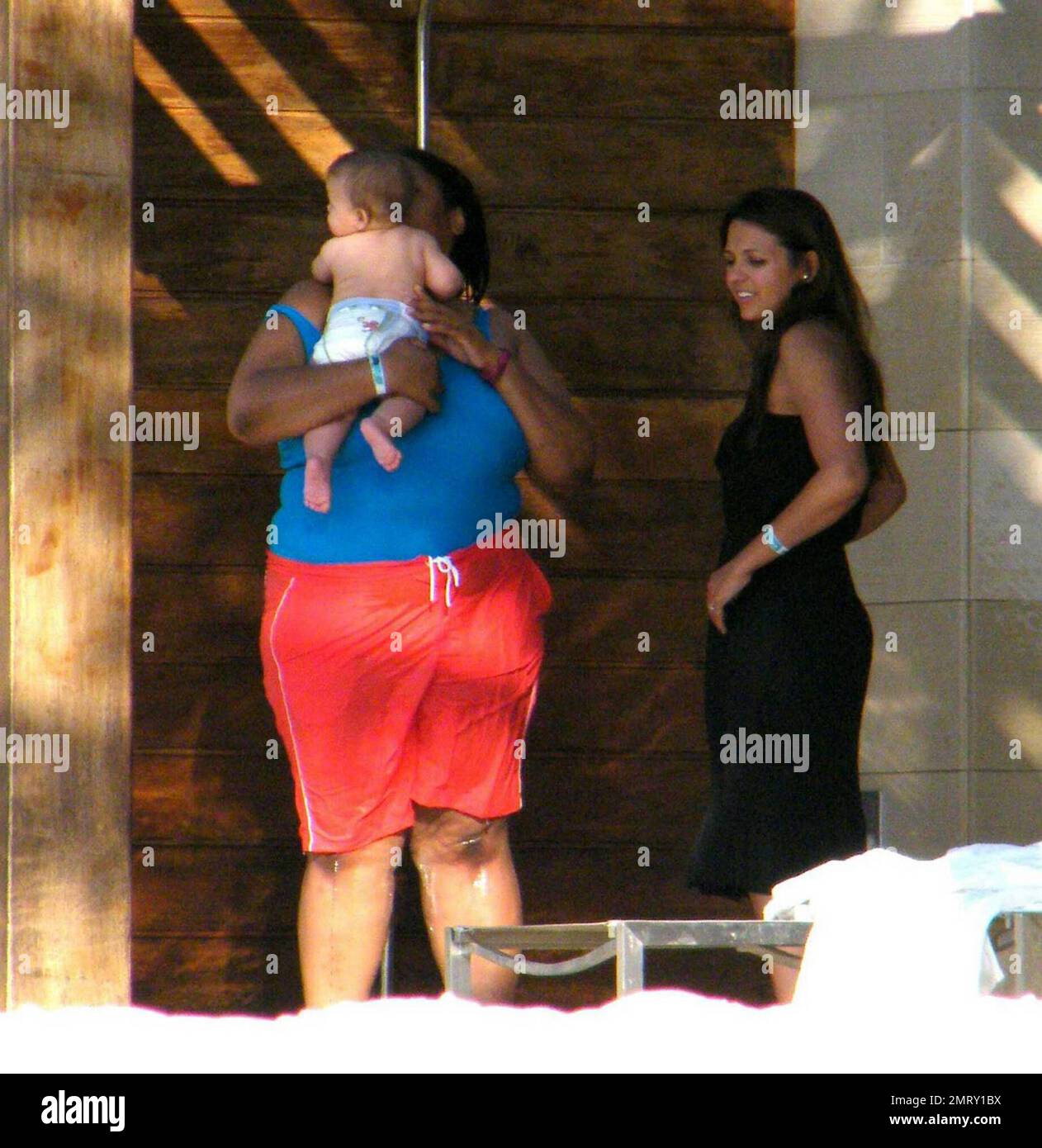 - Exklusiv!! Der Schauspieler Matt Damon nimmt seine Familie zum Valentinstag in einen exklusiven Urlaubsort in der Karibik mit. Damon nahm sich Zeit, um mit der Tochter Alexia und Isabella zu spielen, während Frau Luciana das Baby Gia Zavala im Schatten hielt. Der hart arbeitende Damon hat sich auch zurückgeworfen, während er die Sonne aufnahm und ein paar Cocktails genoss. Der Spaß der Familie wurde mit einem überraschenden Gewitter beendet, der ihn und seine Familie zurück in ihr Hotel brachte, bedeckt mit Handtüchern, um sich vor dem Regen zu verstecken. Karibik. 2/15/09. Stockfoto