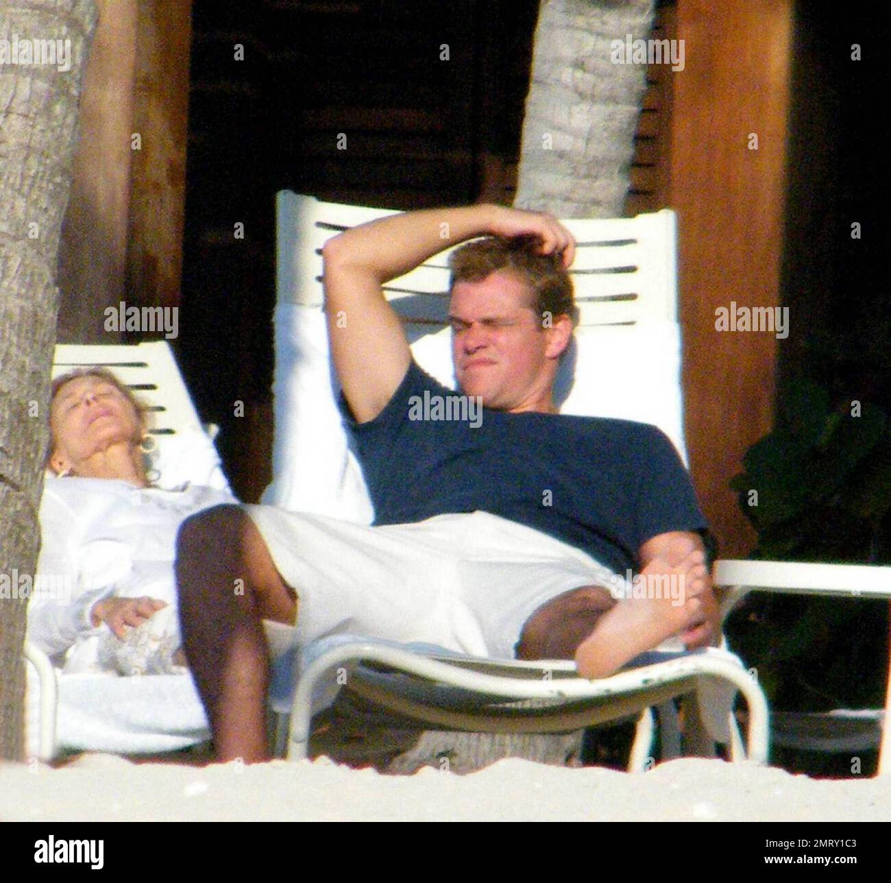 Exklusiv!! Der Schauspieler Matt Damon nimmt seine Familie zum Valentinstag in einen exklusiven Urlaubsort in der Karibik mit. Damon nahm sich Zeit, um mit der Tochter Alexia und Isabella zu spielen, während Frau Luciana das Baby Gia Zavala im Schatten hielt. Der hart arbeitende Damon hat sich auch zurückgeworfen, während er die Sonne aufnahm und ein paar Cocktails genoss. Der Spaß der Familie wurde mit einem überraschenden Gewitter beendet, der ihn und seine Familie zurück in ihr Hotel brachte, bedeckt mit Handtüchern, um sich vor dem Regen zu verstecken. Karibik. 2/15/09. Stockfoto