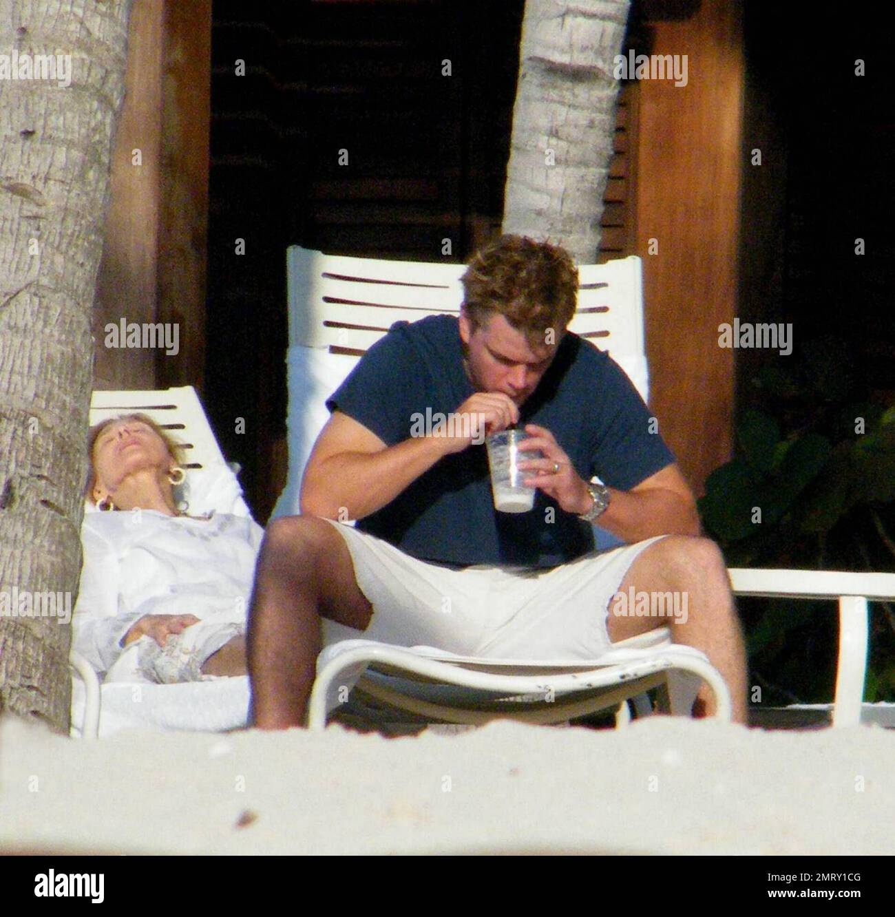 Exklusiv!! Der Schauspieler Matt Damon nimmt seine Familie zum Valentinstag in einen exklusiven Urlaubsort in der Karibik mit. Damon nahm sich Zeit, um mit der Tochter Alexia und Isabella zu spielen, während Frau Luciana das Baby Gia Zavala im Schatten hielt. Der hart arbeitende Damon hat sich auch zurückgeworfen, während er die Sonne aufnahm und ein paar Cocktails genoss. Der Spaß der Familie wurde mit einem überraschenden Gewitter beendet, der ihn und seine Familie zurück in ihr Hotel brachte, bedeckt mit Handtüchern, um sich vor dem Regen zu verstecken. Karibik. 2/15/09. Stockfoto