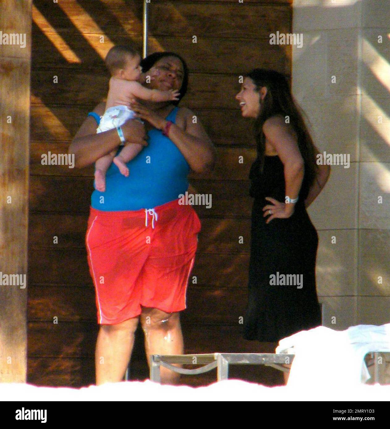 Exklusiv!! Der Schauspieler Matt Damon nimmt seine Familie zum Valentinstag in einen exklusiven Urlaubsort in der Karibik mit. Damon nahm sich Zeit, um mit der Tochter Alexia und Isabella zu spielen, während Frau Luciana das Baby Gia Zavala im Schatten hielt. Der hart arbeitende Damon hat sich auch zurückgeworfen, während er die Sonne aufnahm und ein paar Cocktails genoss. Der Spaß der Familie wurde mit einem überraschenden Gewitter beendet, der ihn und seine Familie zurück in ihr Hotel brachte, bedeckt mit Handtüchern, um sich vor dem Regen zu verstecken. Karibik. 2/15/09. Stockfoto