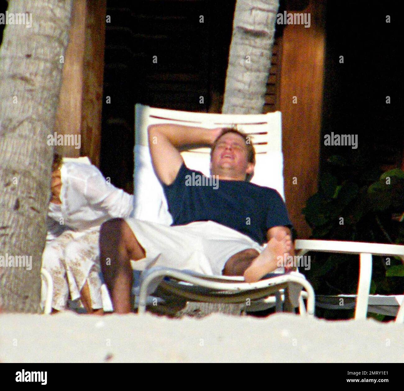 Exklusiv!! Der Schauspieler Matt Damon nimmt seine Familie zum Valentinstag in einen exklusiven Urlaubsort in der Karibik mit. Damon nahm sich Zeit, um mit der Tochter Alexia und Isabella zu spielen, während Frau Luciana das Baby Gia Zavala im Schatten hielt. Der hart arbeitende Damon hat sich auch zurückgeworfen, während er die Sonne aufnahm und ein paar Cocktails genoss. Der Spaß der Familie wurde mit einem überraschenden Gewitter beendet, der ihn und seine Familie zurück in ihr Hotel brachte, bedeckt mit Handtüchern, um sich vor dem Regen zu verstecken. Karibik. 2/15/09. Stockfoto