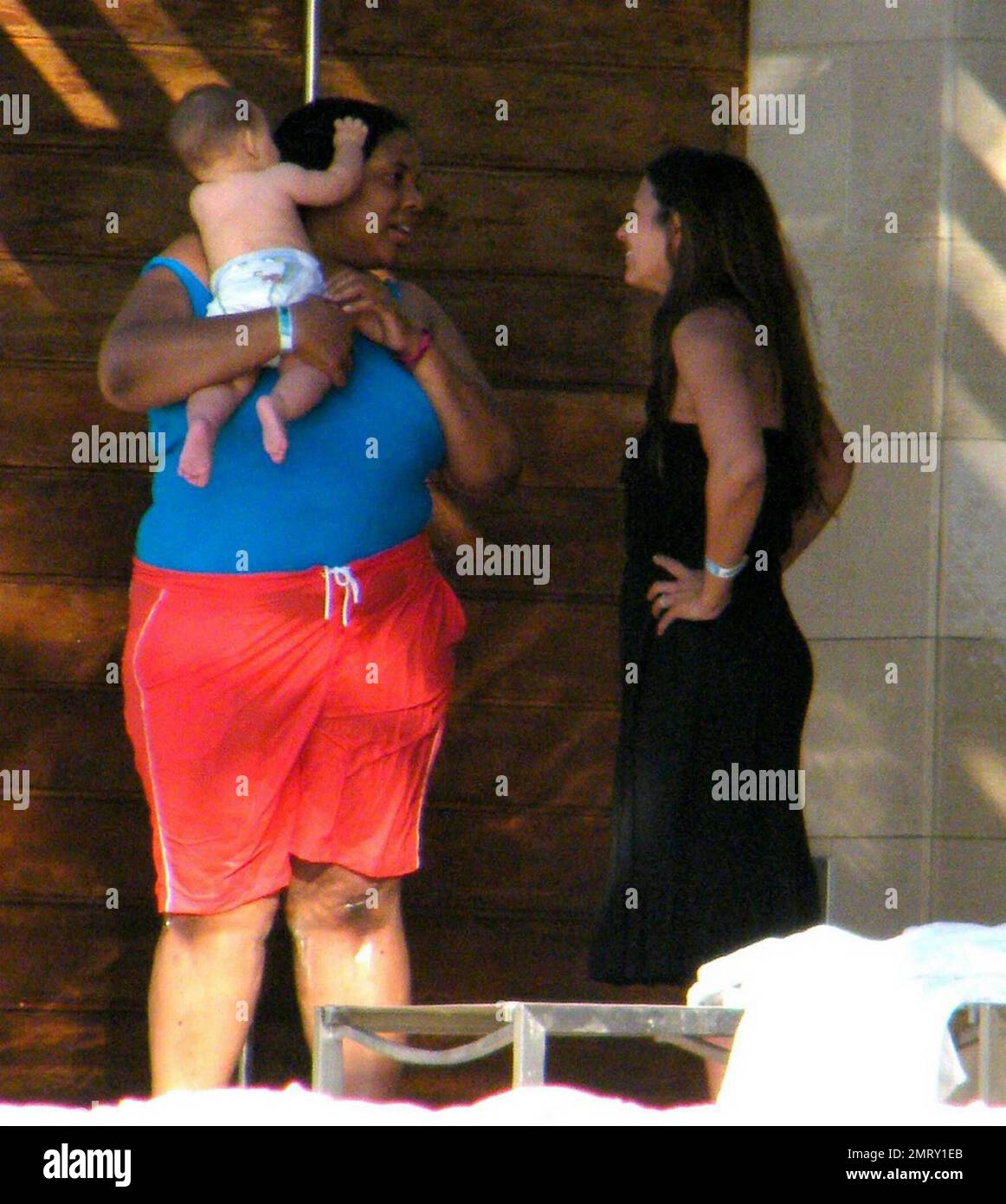 Exklusiv!! Der Schauspieler Matt Damon nimmt seine Familie zum Valentinstag in einen exklusiven Urlaubsort in der Karibik mit. Damon nahm sich Zeit, um mit der Tochter Alexia und Isabella zu spielen, während Frau Luciana das Baby Gia Zavala im Schatten hielt. Der hart arbeitende Damon hat sich auch zurückgeworfen, während er die Sonne aufnahm und ein paar Cocktails genoss. Der Spaß der Familie wurde mit einem überraschenden Gewitter beendet, der ihn und seine Familie zurück in ihr Hotel brachte, bedeckt mit Handtüchern, um sich vor dem Regen zu verstecken. Karibik. 2/15/09. Stockfoto