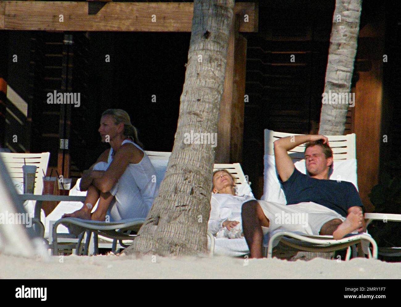 Exklusiv!! Der Schauspieler Matt Damon nimmt seine Familie zum Valentinstag in einen exklusiven Urlaubsort in der Karibik mit. Damon nahm sich Zeit, um mit der Tochter Alexia und Isabella zu spielen, während Frau Luciana das Baby Gia Zavala im Schatten hielt. Der hart arbeitende Damon hat sich auch zurückgeworfen, während er die Sonne aufnahm und ein paar Cocktails genoss. Der Spaß der Familie wurde mit einem überraschenden Gewitter beendet, der ihn und seine Familie zurück in ihr Hotel brachte, bedeckt mit Handtüchern, um sich vor dem Regen zu verstecken. Karibik. 2/15/09. Stockfoto