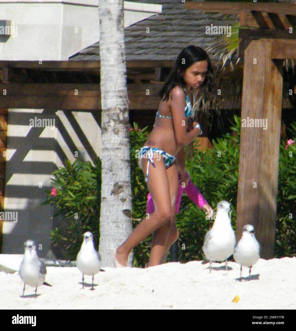 Exklusiv!! Der Schauspieler Matt Damon nimmt seine Familie zum Valentinstag in einen exklusiven Urlaubsort in der Karibik mit. Damon nahm sich Zeit, um mit der Tochter Alexia und Isabella zu spielen, während Frau Luciana das Baby Gia Zavala im Schatten hielt. Der hart arbeitende Damon hat sich auch zurückgeworfen, während er die Sonne aufnahm und ein paar Cocktails genoss. Der Spaß der Familie wurde mit einem überraschenden Gewitter beendet, der ihn und seine Familie zurück in ihr Hotel brachte, bedeckt mit Handtüchern, um sich vor dem Regen zu verstecken. Karibik. 2/15/09. Stockfoto