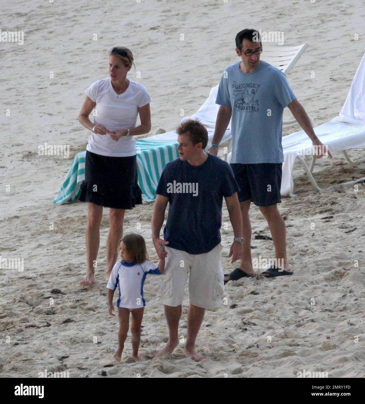 Exklusiv!! Der Schauspieler Matt Damon nimmt seine Familie zum Valentinstag in einen exklusiven Urlaubsort in der Karibik mit. Damon nahm sich Zeit, um mit der Tochter Alexia und Isabella zu spielen, während Frau Luciana das Baby Gia Zavala im Schatten hielt. Der hart arbeitende Damon hat sich auch zurückgeworfen, während er die Sonne aufnahm und ein paar Cocktails genoss. Der Spaß der Familie wurde mit einem überraschenden Gewitter beendet, der ihn und seine Familie zurück in ihr Hotel brachte, bedeckt mit Handtüchern, um sich vor dem Regen zu verstecken. Karibik. 2/15/09. Stockfoto