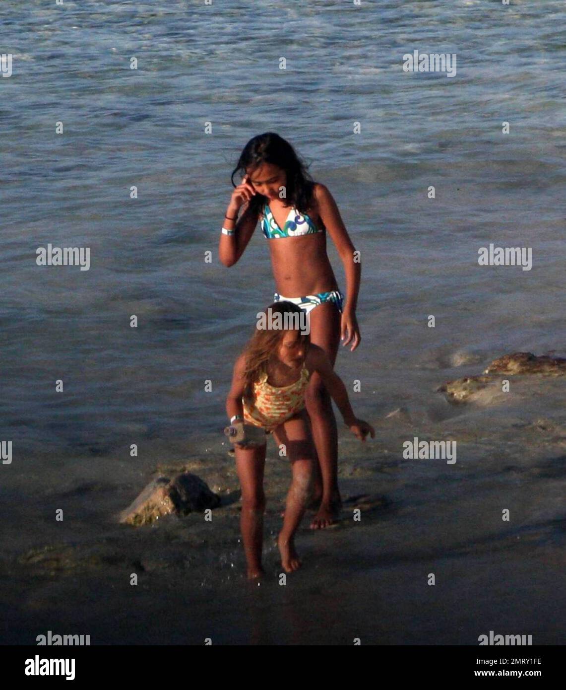 Exklusiv!! Der Schauspieler Matt Damon nimmt seine Familie zum Valentinstag in einen exklusiven Urlaubsort in der Karibik mit. Damon nahm sich Zeit, um mit der Tochter Alexia und Isabella zu spielen, während Frau Luciana das Baby Gia Zavala im Schatten hielt. Der hart arbeitende Damon hat sich auch zurückgeworfen, während er die Sonne aufnahm und ein paar Cocktails genoss. Der Spaß der Familie wurde mit einem überraschenden Gewitter beendet, der ihn und seine Familie zurück in ihr Hotel brachte, bedeckt mit Handtüchern, um sich vor dem Regen zu verstecken. Karibik. 2/15/09. Stockfoto