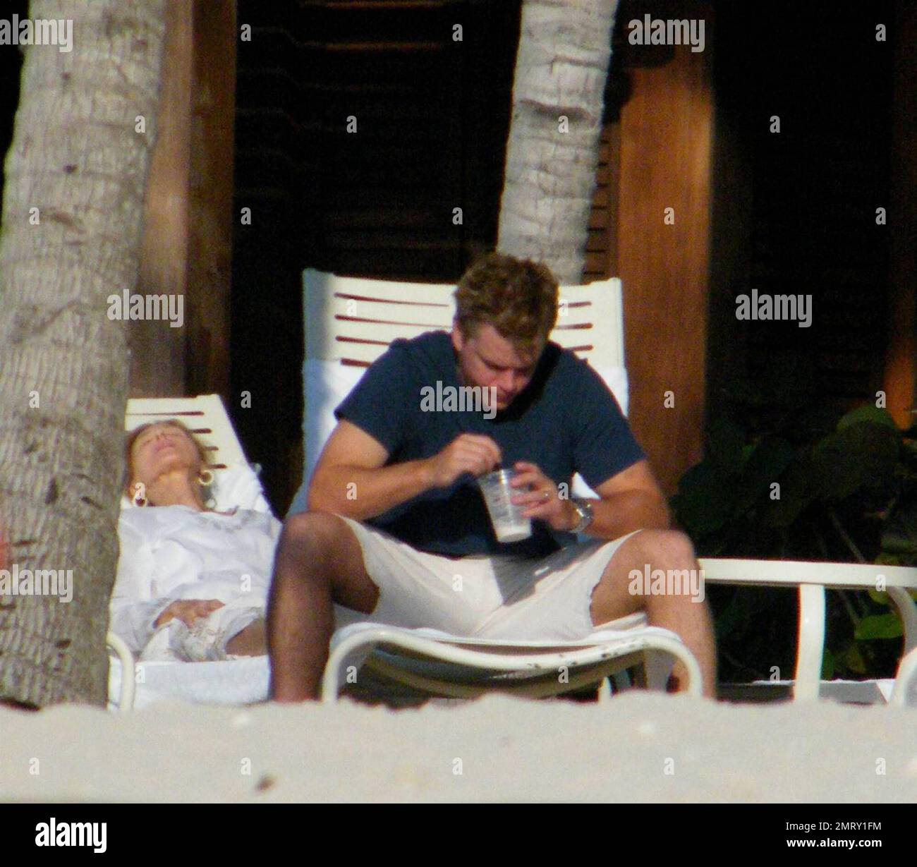 Exklusiv!! Der Schauspieler Matt Damon nimmt seine Familie zum Valentinstag in einen exklusiven Urlaubsort in der Karibik mit. Damon nahm sich Zeit, um mit der Tochter Alexia und Isabella zu spielen, während Frau Luciana das Baby Gia Zavala im Schatten hielt. Der hart arbeitende Damon hat sich auch zurückgeworfen, während er die Sonne aufnahm und ein paar Cocktails genoss. Der Spaß der Familie wurde mit einem überraschenden Gewitter beendet, der ihn und seine Familie zurück in ihr Hotel brachte, bedeckt mit Handtüchern, um sich vor dem Regen zu verstecken. Karibik. 2/15/09. Stockfoto