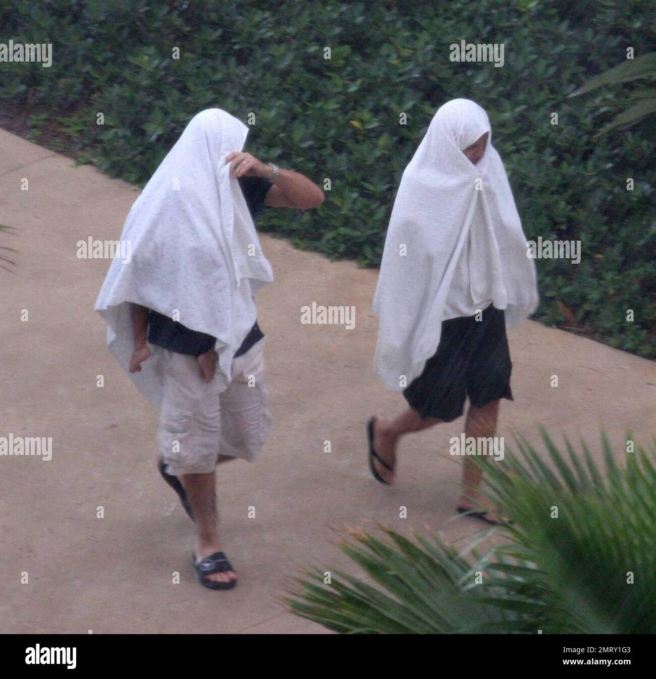 Exklusiv!! Der Schauspieler Matt Damon nimmt seine Familie zum Valentinstag in einen exklusiven Urlaubsort in der Karibik mit. Damon nahm sich Zeit, um mit der Tochter Alexia und Isabella zu spielen, während Frau Luciana das Baby Gia Zavala im Schatten hielt. Der hart arbeitende Damon hat sich auch zurückgeworfen, während er die Sonne aufnahm und ein paar Cocktails genoss. Der Spaß der Familie wurde mit einem überraschenden Gewitter beendet, der ihn und seine Familie zurück in ihr Hotel brachte, bedeckt mit Handtüchern, um sich vor dem Regen zu verstecken. Karibik. 2/15/09. Stockfoto