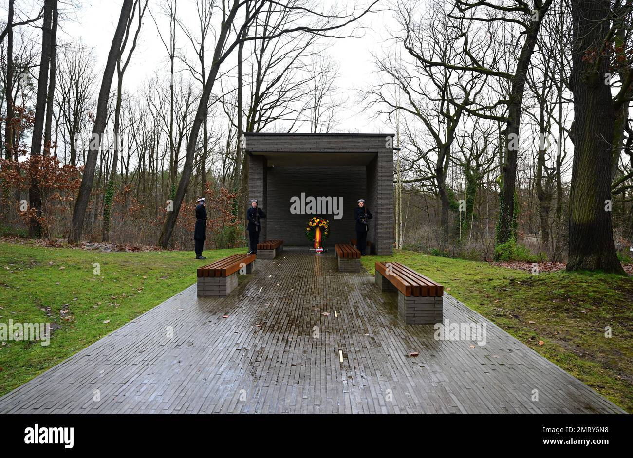 Berlin, Deutschland. 30. Januar 2023. Soldaten des Wachbataillons stehen neben einem Kranz am „Ort der Stille“ im „Wald der Erinnerung“ auf dem Gelände des Einsatzkommandos der Bundeswehr. Der „Wald der Erinnerung“ ist die zentrale Gedenkstätte der Bundeswehr für Soldaten und Personal, die bei ausländischen Missionen ihr Leben verloren haben. Kredit: Soeren Stache/dpa/Alamy Live News Stockfoto