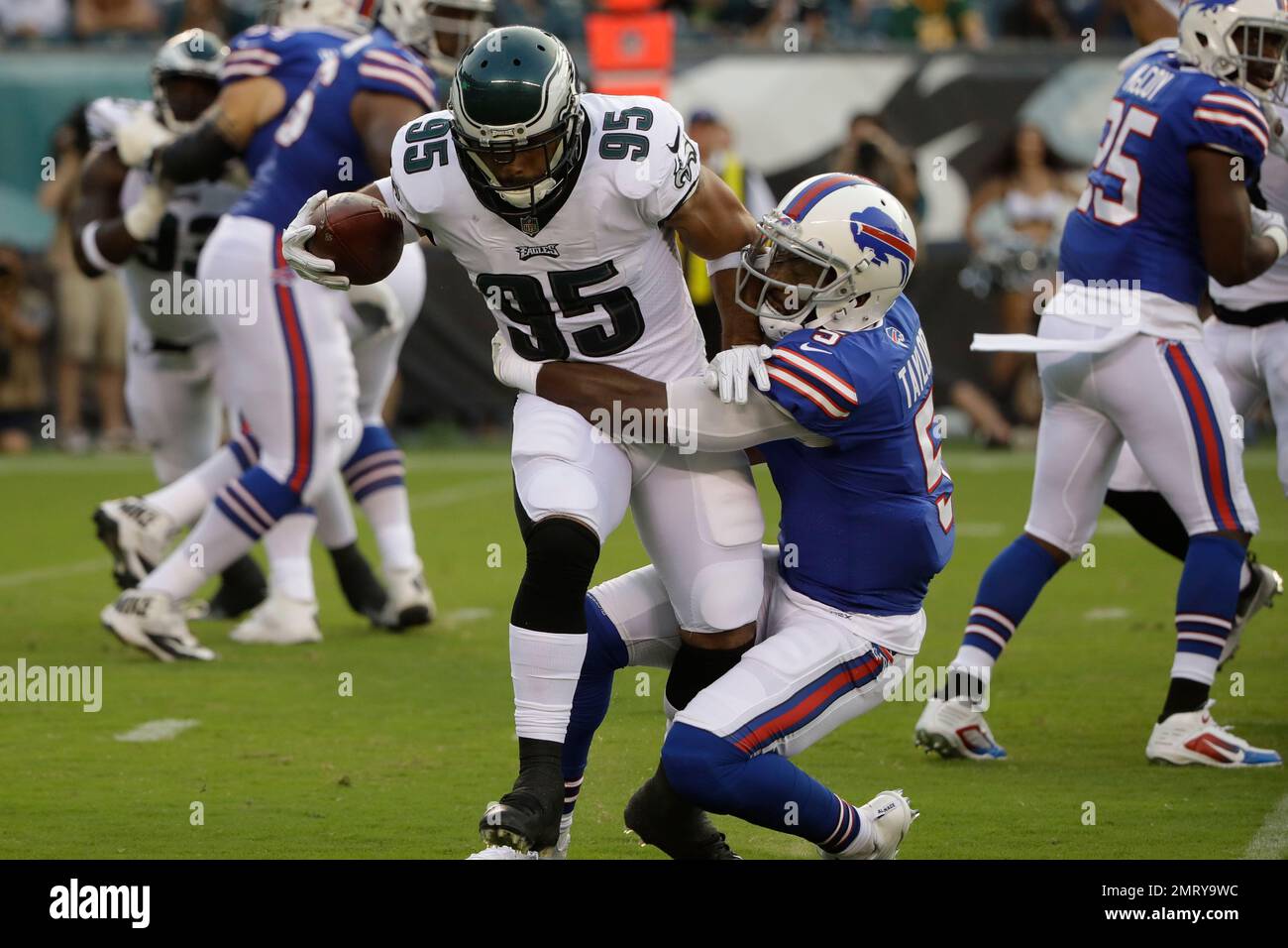 Philadelphia Eagles' Mychal Kendricks (95) is tackled by Buffalo Bills' Tyrod Taylor (5) after an interception during the first half of an NFL preseason football game, Thursday, Aug. 17, 2017, in Philadelphia. (AP Photo/Matt Rourke) Stockfoto