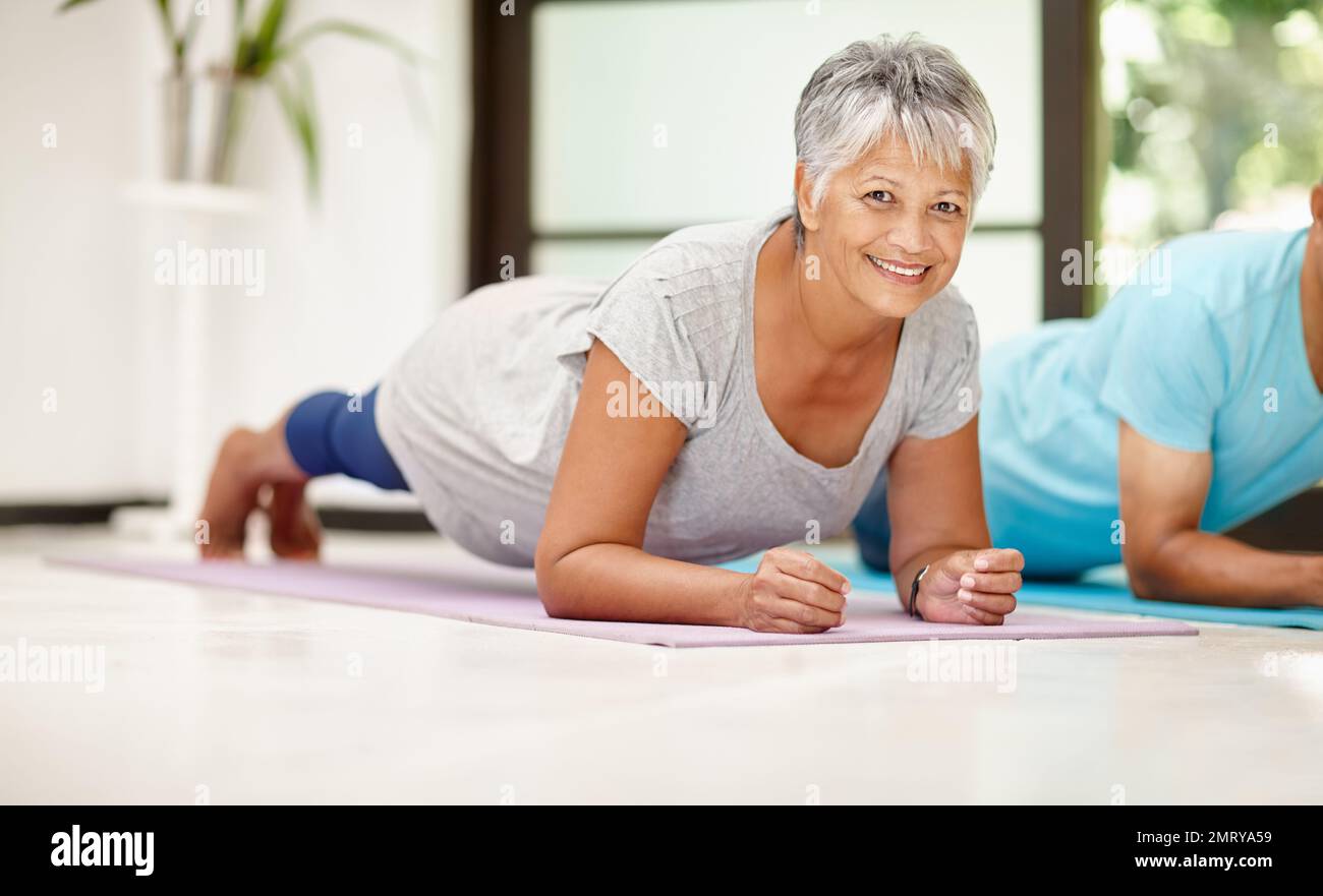Meine Gesundheit ist so wichtig. Porträt eines erwachsenen Paares, das zu Hause zusammen trainiert. Stockfoto