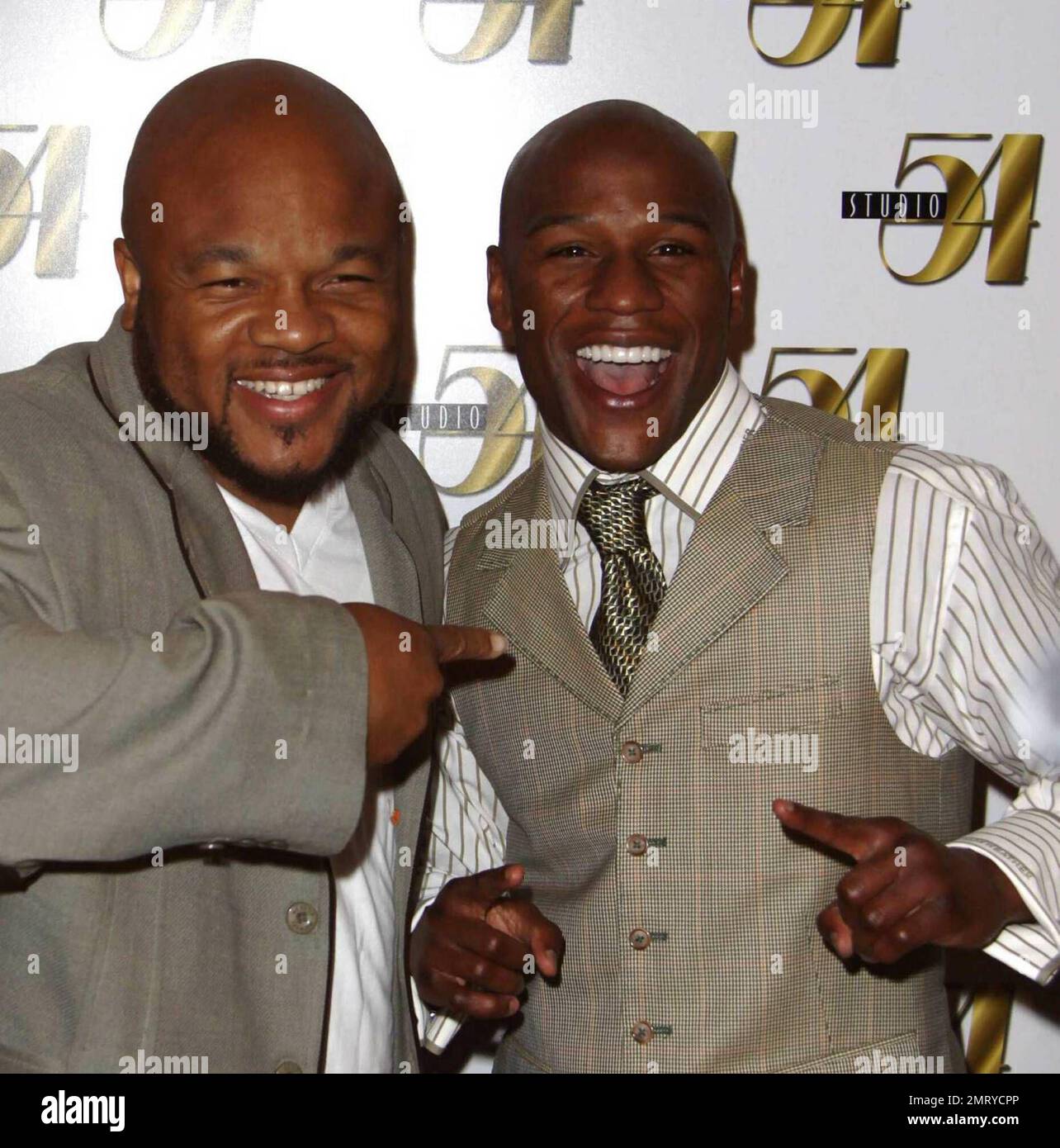 Sieht dieser Mann aus, als hätte er sich geprügelt? Floyd Mayweather Jr. hatte keine Spuren, um zu zeigen, dass er gerade 12 Runden im Ring gegen Juan Manuel Marquez hinter sich hatte, als er nach dem Boxkampf im Studio 54 im MGM Grand feierte. Mayweather, der den Kampf nach fast zwei Jahren Ruhestand gewonnen hat, behielt seinen unschlagbaren Rekord (40-0, 25 Kos) im Non-title-Spiel intakt. Las Vegas, Nevada 9/19/09. Stockfoto