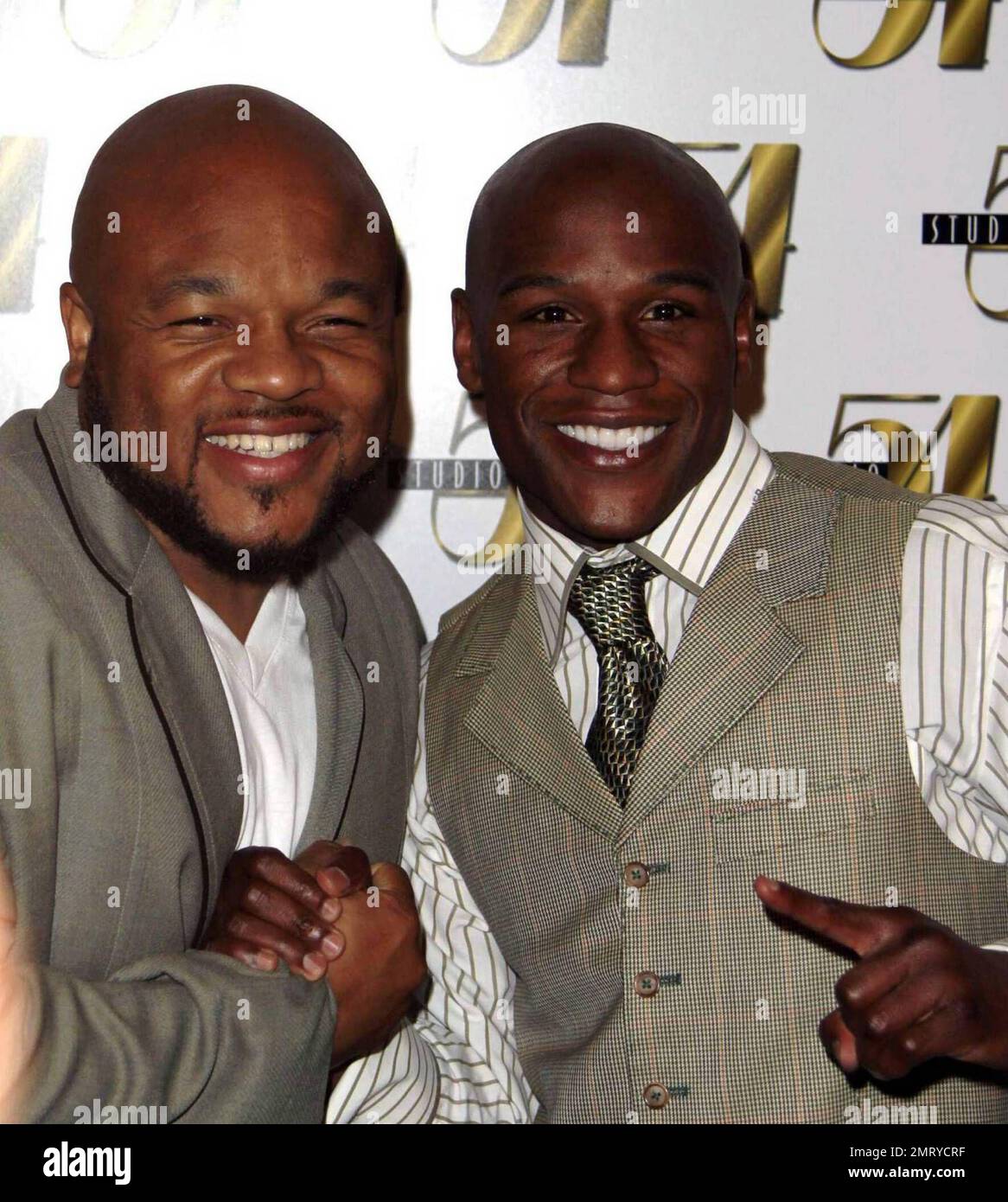 Sieht dieser Mann aus, als hätte er sich geprügelt? Floyd Mayweather Jr. hatte keine Spuren, um zu zeigen, dass er gerade 12 Runden im Ring gegen Juan Manuel Marquez hinter sich hatte, als er nach dem Boxkampf im Studio 54 im MGM Grand feierte. Mayweather, der den Kampf nach fast zwei Jahren Ruhestand gewonnen hat, behielt seinen unschlagbaren Rekord (40-0, 25 Kos) im Non-title-Spiel intakt. Las Vegas, Nevada 9/19/09. Stockfoto