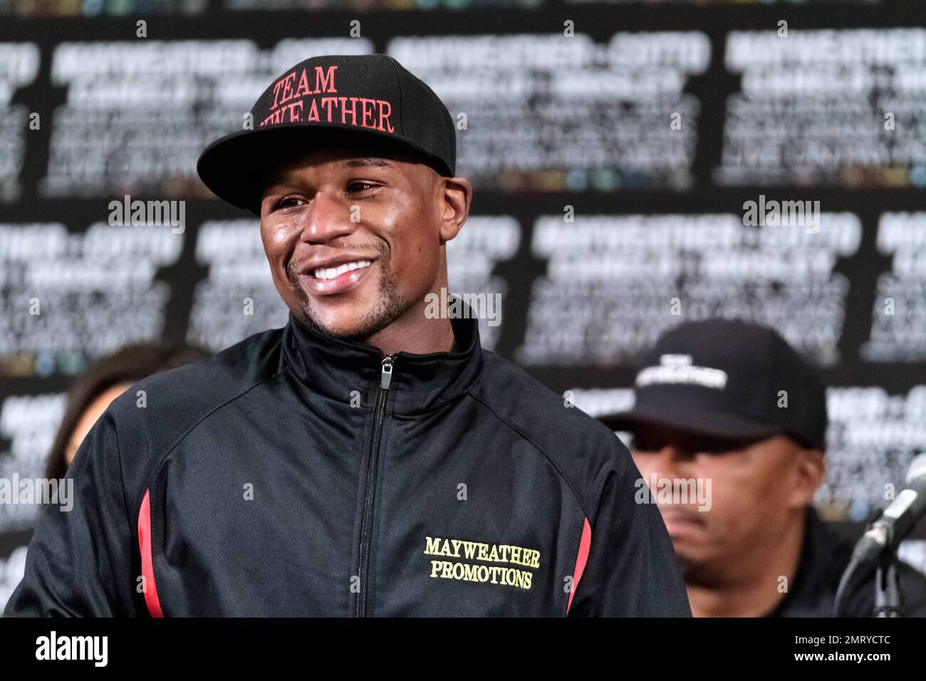 Floyd Mayweather Jr. auf der Pressekonferenz nach dem Kampf gegen Miguel Cotto im Maywearther gegen Cotto im MGM Grand Resort & Casino. Berichte besagen, dass Cotto direkt zu seiner Umkleide ging, kurz nachdem die Entscheidung, dass favorisierte Mayweather angekündigt wurde, und nicht an der Pressekonferenz teilnahm, als er stattdessen ins Krankenhaus ging. In der Konferenz, die eine ein-Mann-Show für Mayweather war, sagte er: „Bei diesem Kampf dachte ich: Ich werde mich nicht bewegen, ich hätte es leicht machen können. Ich wollte den KO holen. Er war in hervorragender Verfassung." Er sagte auch: "Ich muss nicht kämpfen, wenn ich nicht will Stockfoto