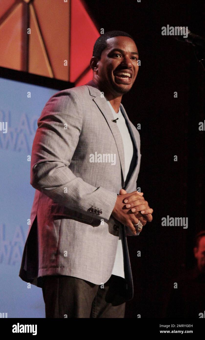 Laz Alonzo, Gastgeber der C-Schauspielerin und Preisverleihung, spricht während der McDonald's 365 Black Awards im Mahalia Jackson Theatre in New Orleans, Louisiana, vor dem Publikum. 6. Juli 2012 Stockfoto