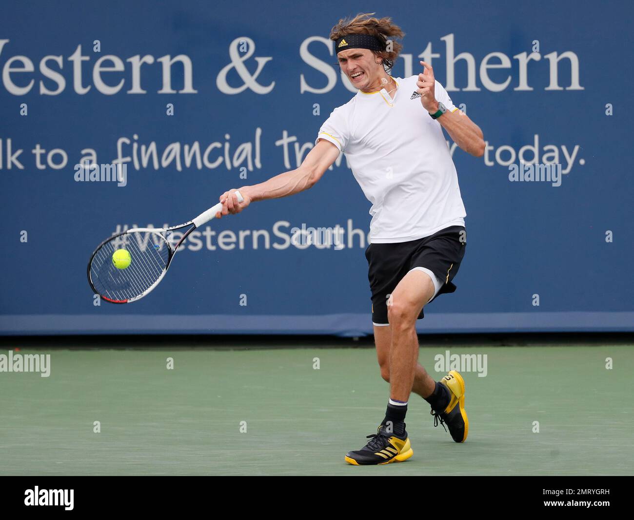 Alexander Zverev, of Germany, returns to Frances Tiafoe during the middle rounds at the Western & Southern Open tennis tournament, Wednesday, Aug. 16, 2017, in Mason, Ohio. (AP Photo/John Minchillo) Stockfoto