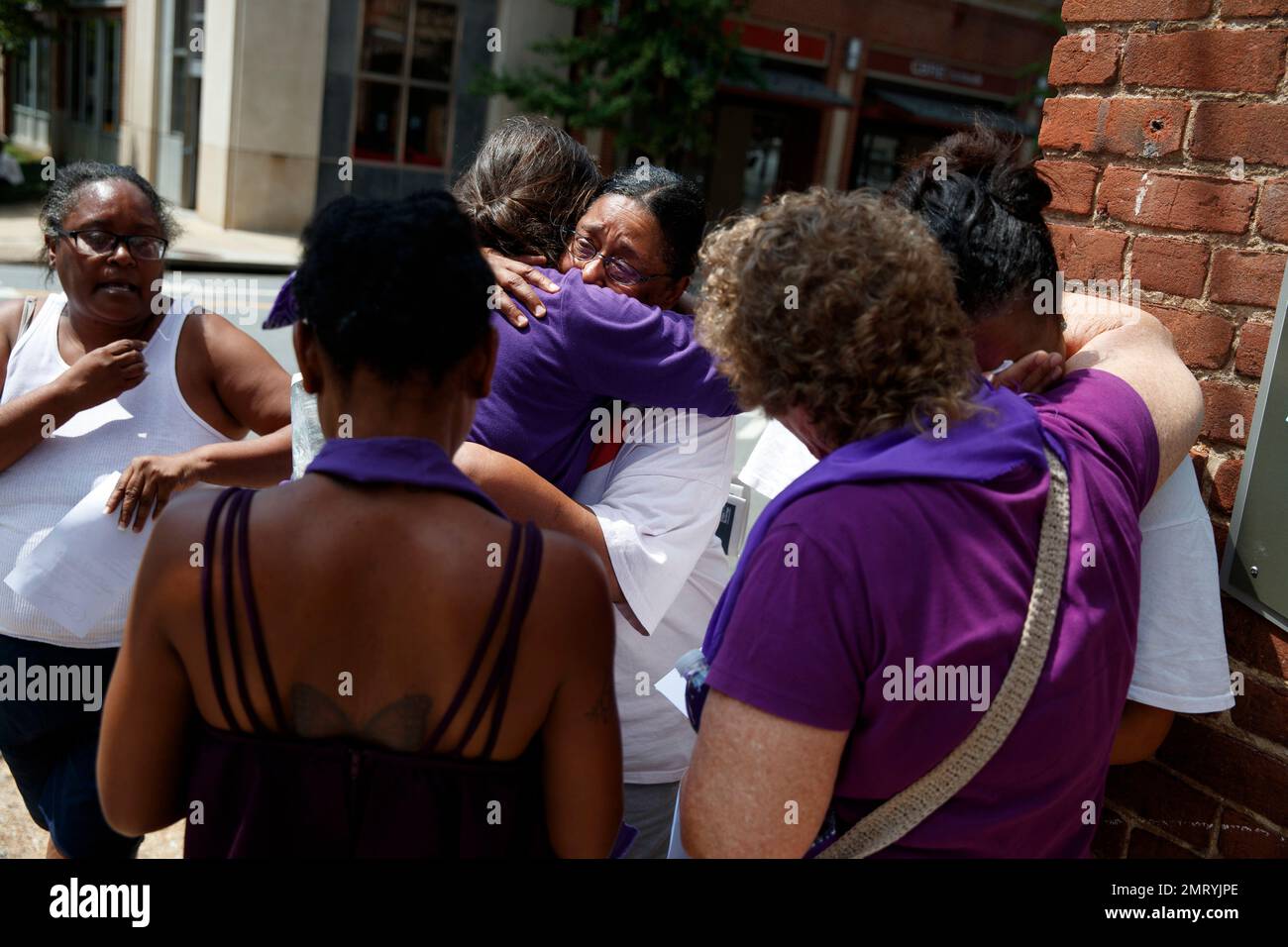 People gather near a memorial for Heather Heyer, who was killed during a white nationalist rally, after a service to honor her life, Wednesday, Aug. 16, 2017, in Charlottesville, Va. (AP Photo/Evan Vucci) Stockfoto