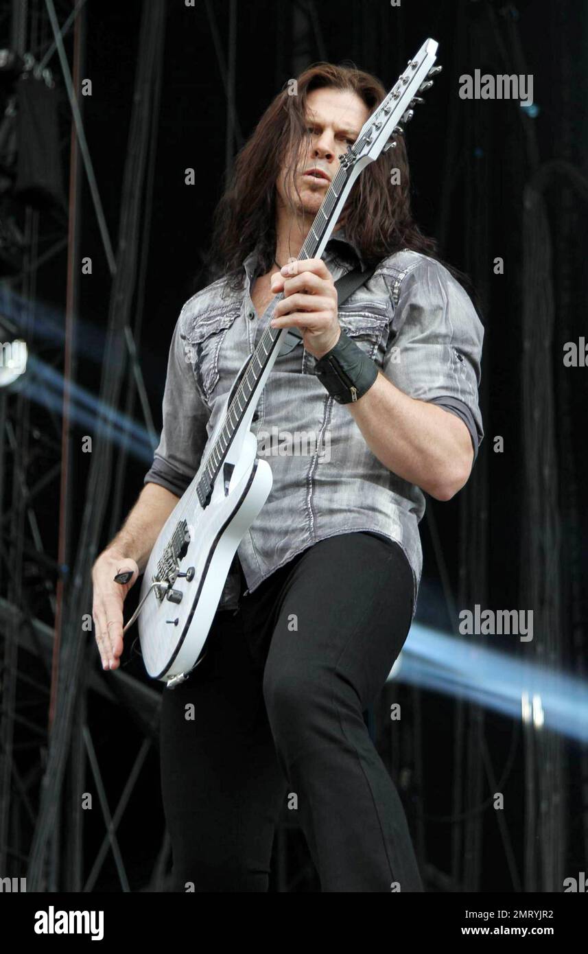 Chris Broderick von der amerikanischen Heavy-Metal-Band Megadeth tritt live beim Download Festival 2010 im Donington Park in Derby auf. Megadeth, der 1983 gegründet wurde, nachdem der Gitarrist und Sänger Dave Mustaine die Heavy Metal Band Metallica verließ, arbeitet derzeit an ihrem Studioalbum für 13., das 2011 veröffentlicht werden soll. Derby, Großbritannien. 06/12/10. Stockfoto