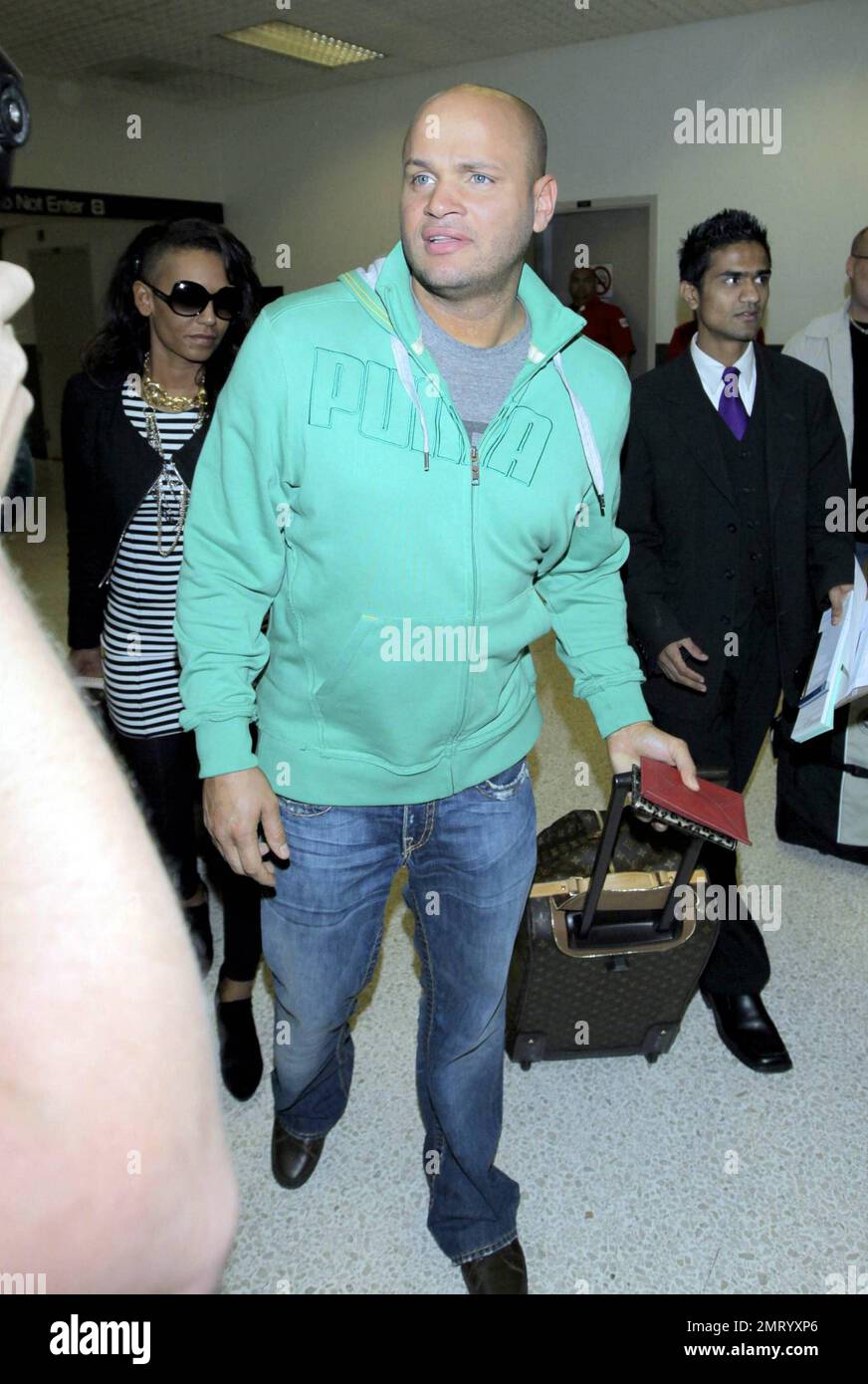 Mel B hat einen teilweise rasierten Kopf, als sie und ihr Mann Stephen Belafonte nach einem Flug aus London am LAX ankommen. Los Angeles, Kalifornien. 2/17/10. . Stockfoto