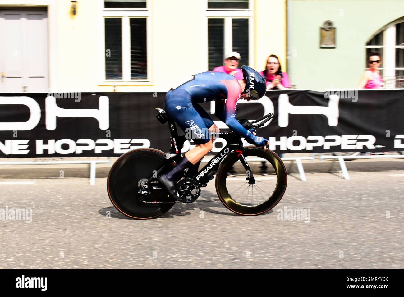 Budapest, 07. Mai 2022. Radfahrer im Individualversuch beim Giro d'Italia 105.-Fahrradrennen. Sstrait-Lauf mit hoher Geschwindigkeit. Weich verschwommener Hintergrund Stockfoto