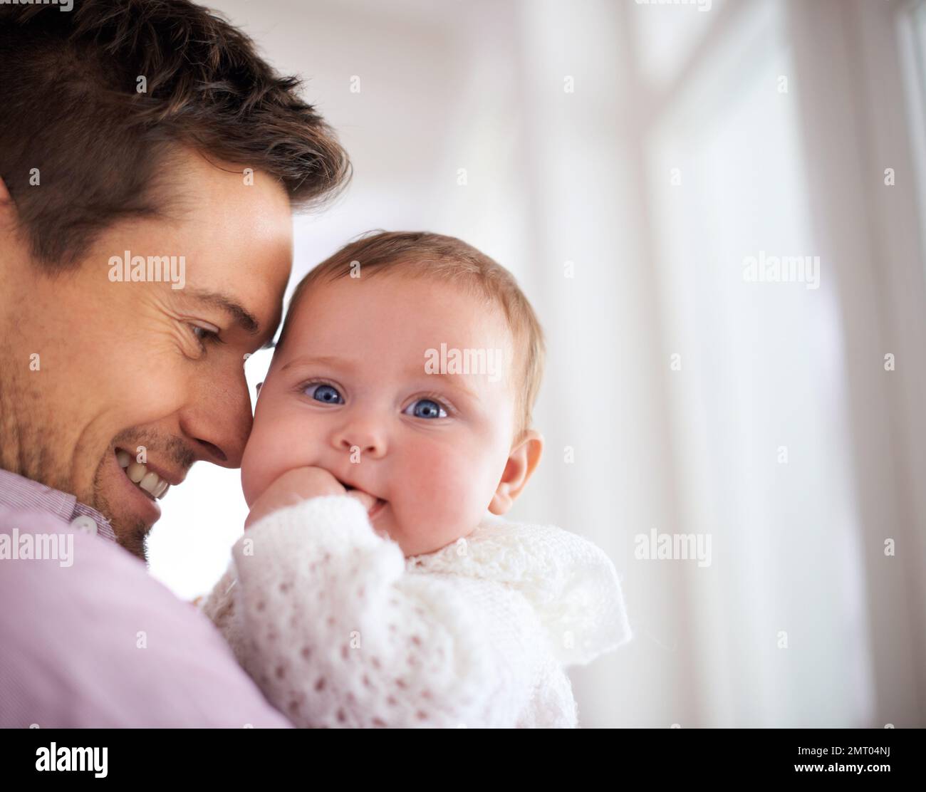 Er ist so ein stolzer Vater. Ein junger Vater, der sein süßes Mädchen hält. Stockfoto