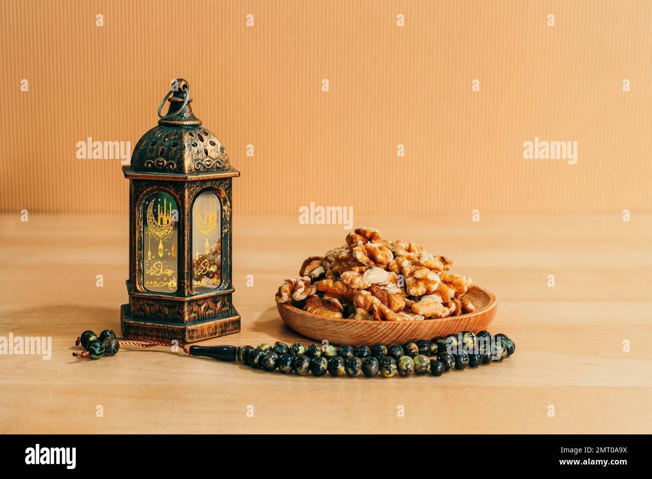 Eine Ramadan-Kareem-Lampe und Walnüsse auf Holzhintergrund Stockfoto