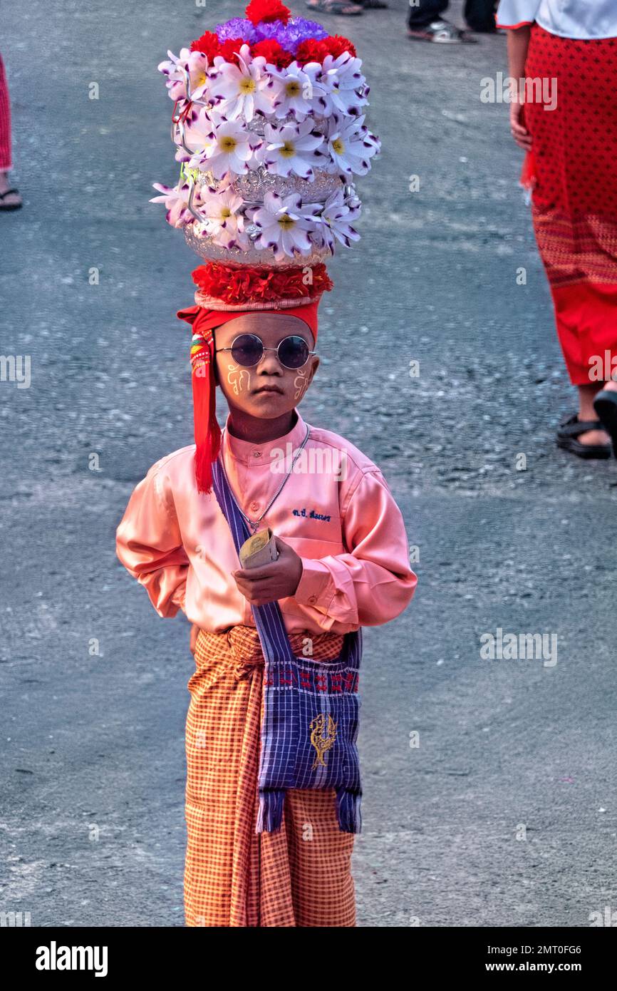 Mon Boy in traditioneller Kleidung während der morgendlichen Almosenzeremonie in Sangkhlaburi, Thailand Stockfoto