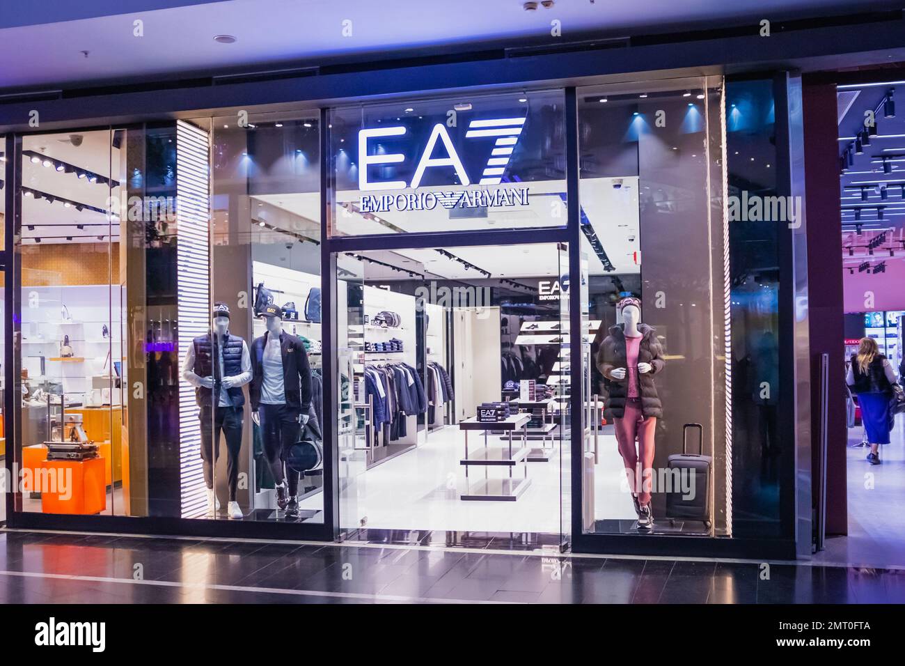 Emporio Armani EA7-Ladenschild im Einkaufszentrum. Glastüren, Boutiquen, Schaufenster, Schaufensterpuppen. Astana, Kasachstan - 10.24.2022. Stockfoto