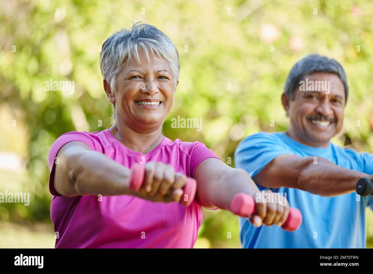 Wir tun unser Bestes, um aktiv zu bleiben. Porträt eines erwachsenen Ehepaars, das zusammen im Garten trainiert. Stockfoto