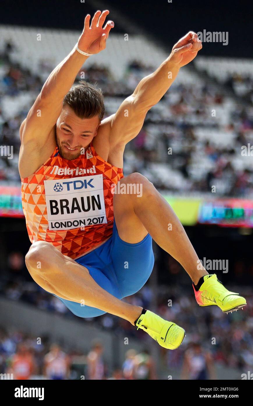 Netherlands' Pieter Braun makes an attempt in the long jump of the decathlon during the World Athletics Championships in London Friday, Aug. 11, 2017. (AP Photo/Matthias Schrader) Stockfoto