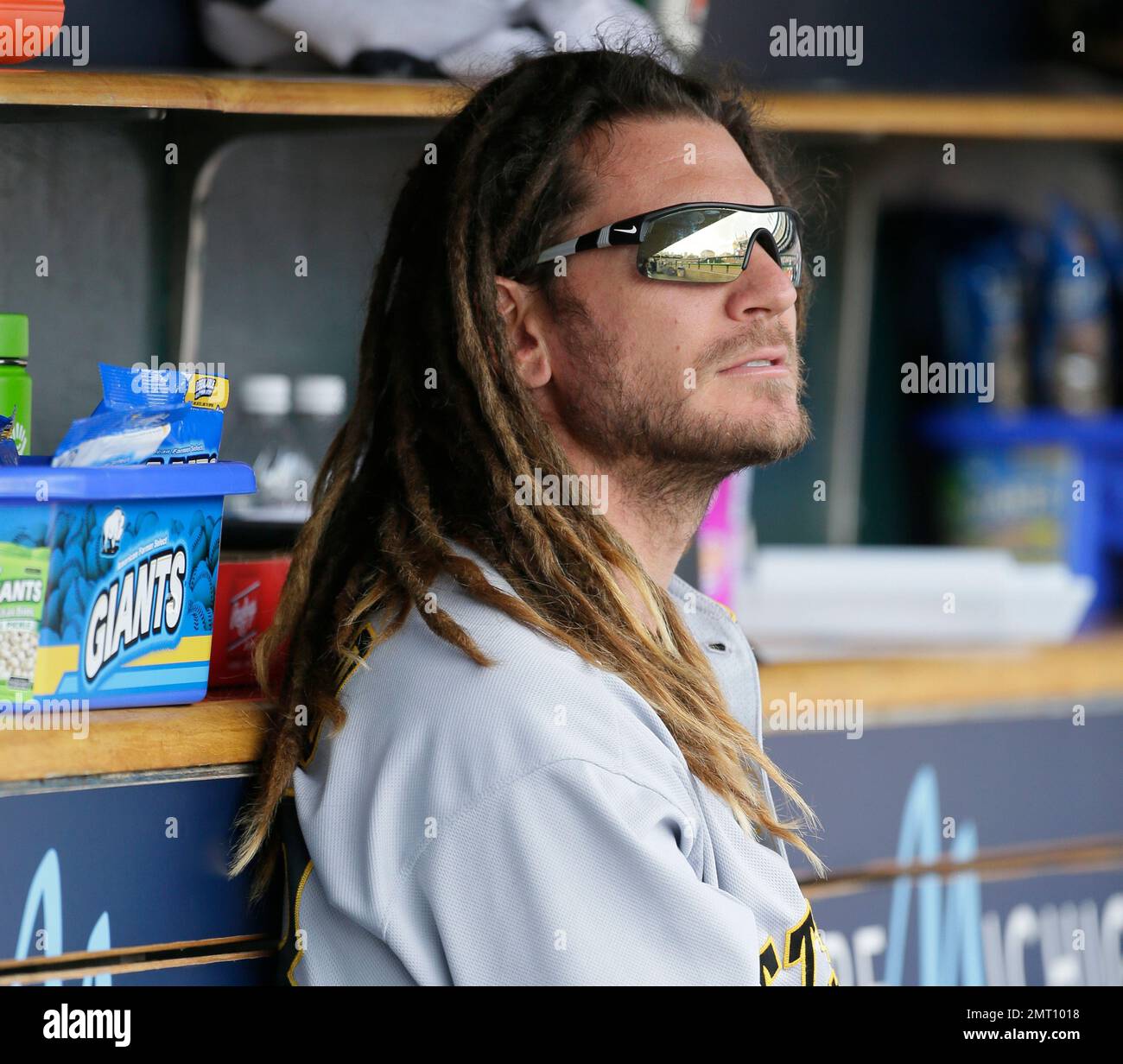 Pittsburgh Pirates right fielder John Jaso sits in the dugout during an interleague baseball game against the Detroit Tigers Thursday, August 10, 2017, in Detroit. (AP Photo/Duane Burleson) Stockfoto