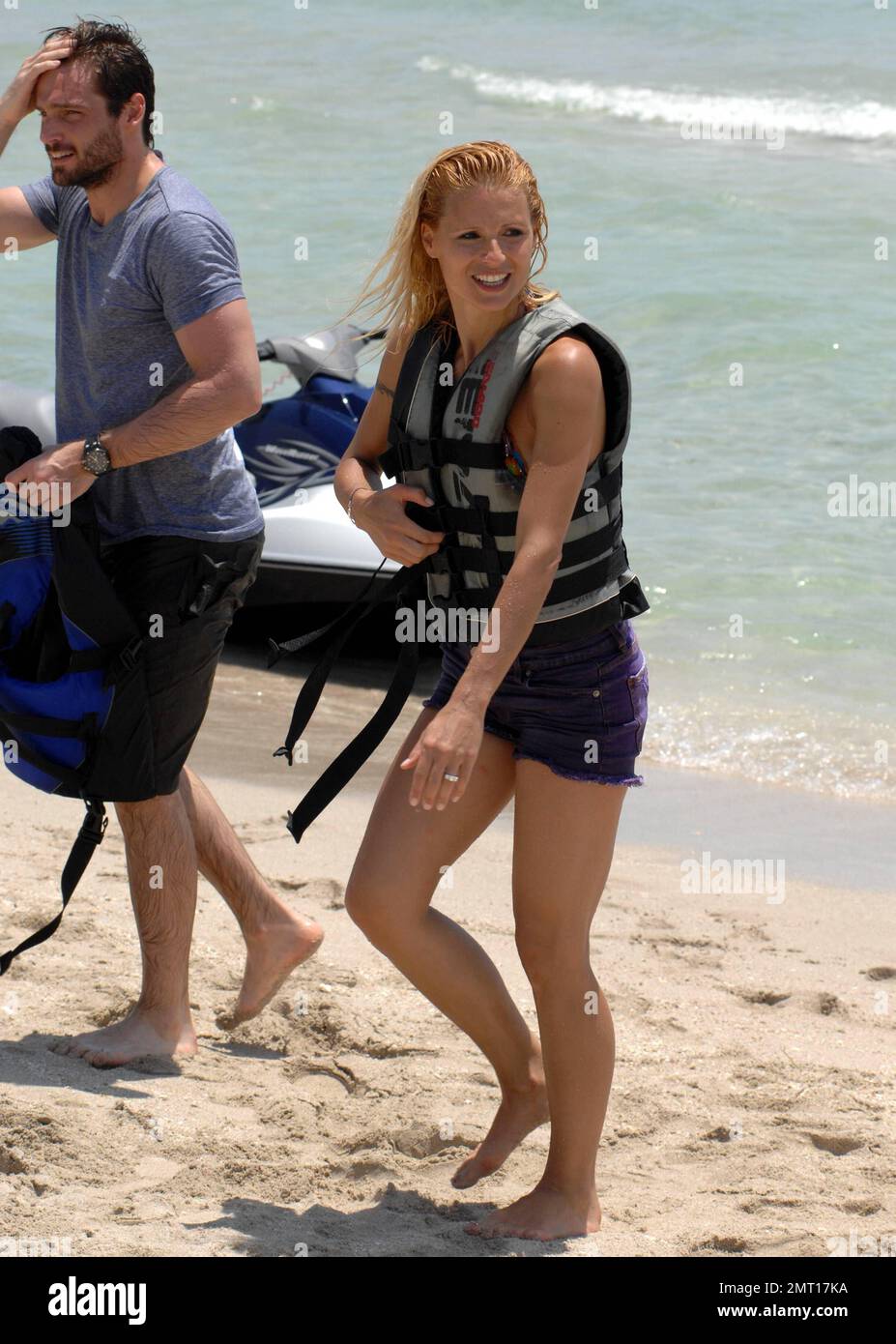 Die Schweizer Fernsehmoderatorin und Schauspielerin Michelle Hunziker verbringt einen Nachmittag mit ihrem Freund Tomaso Trussardi bei einem Besuch in Miami Beach, FL. 4. Juni 2012 Stockfoto