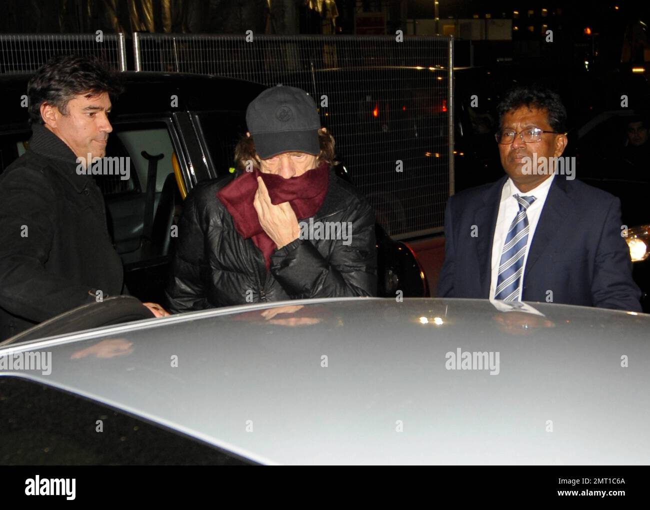 Rolling Stones Rocker Mick Jagger deckt sich mit einem Schal, nachdem er aus Paris mit dem Eurostar angekommen ist. London, Großbritannien. 7. Dezember 2011 Stockfoto