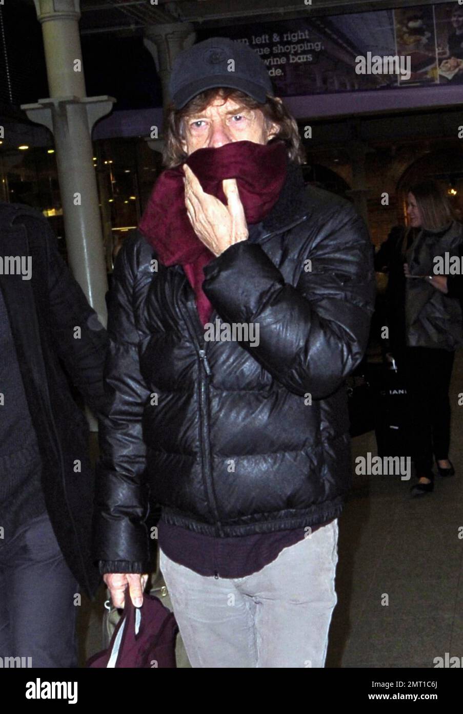 Rolling Stones Rocker Mick Jagger deckt sich mit einem Schal, nachdem er aus Paris mit dem Eurostar angekommen ist. London, Großbritannien. 7. Dezember 2011 Stockfoto