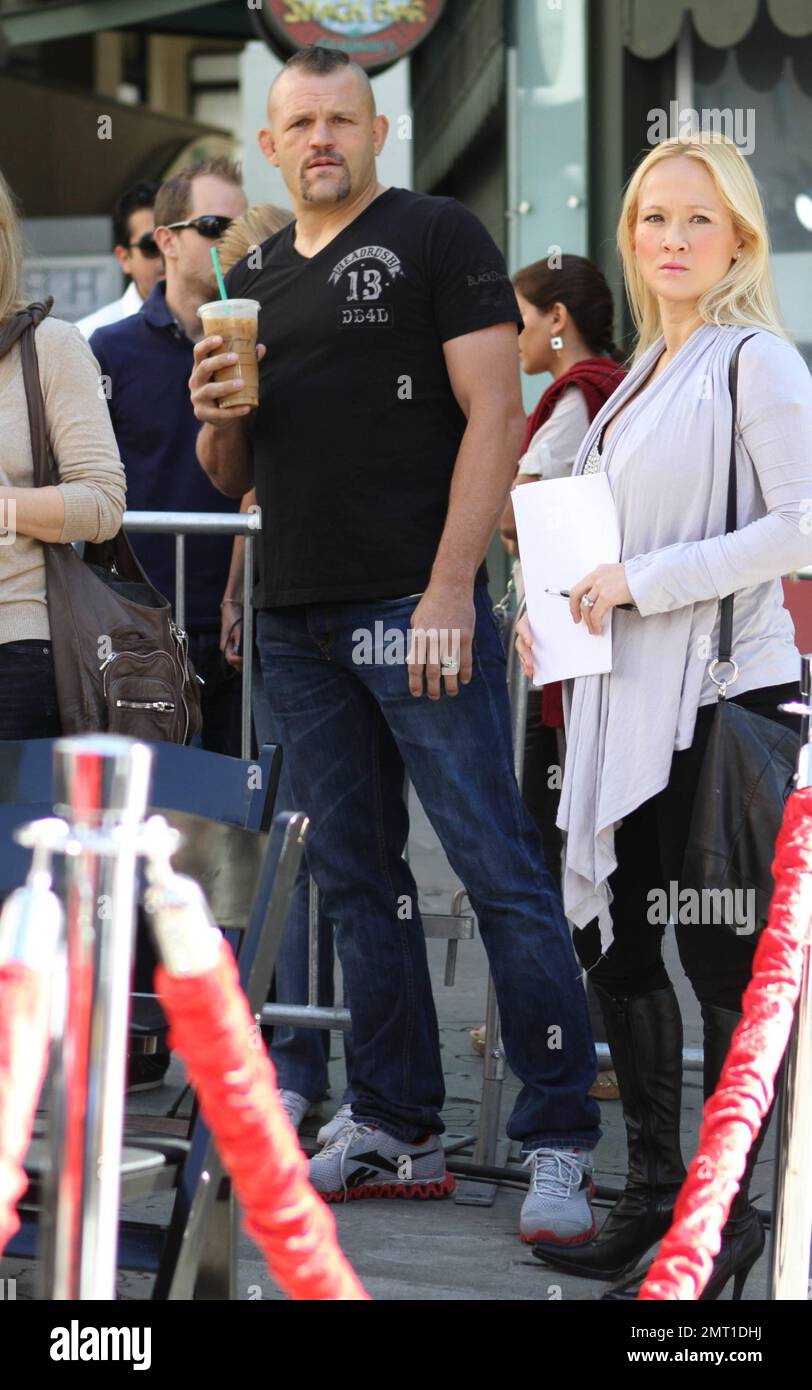 Chuck Liddell bei Mickey Rourke's Hand and Footprint Cermeony im Grauman's Chinese Theatre. Los Angeles, Kalifornien. 31. Oktober 2011. Stockfoto