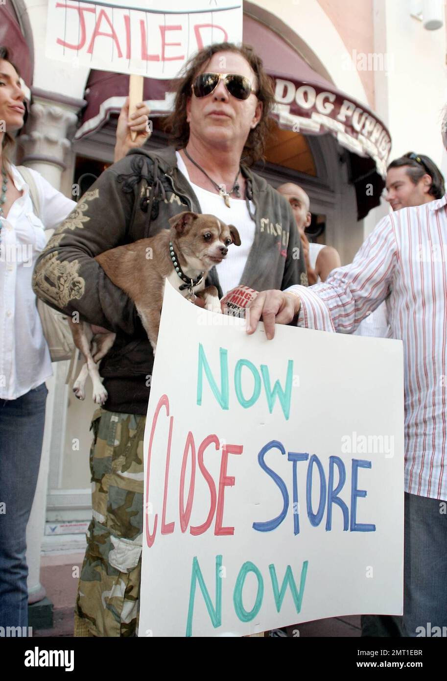 Mickey Rourke Puppy Mickey Rourke leitet eine Kundgebung vor Hot Dog Puppies in South Beach ...