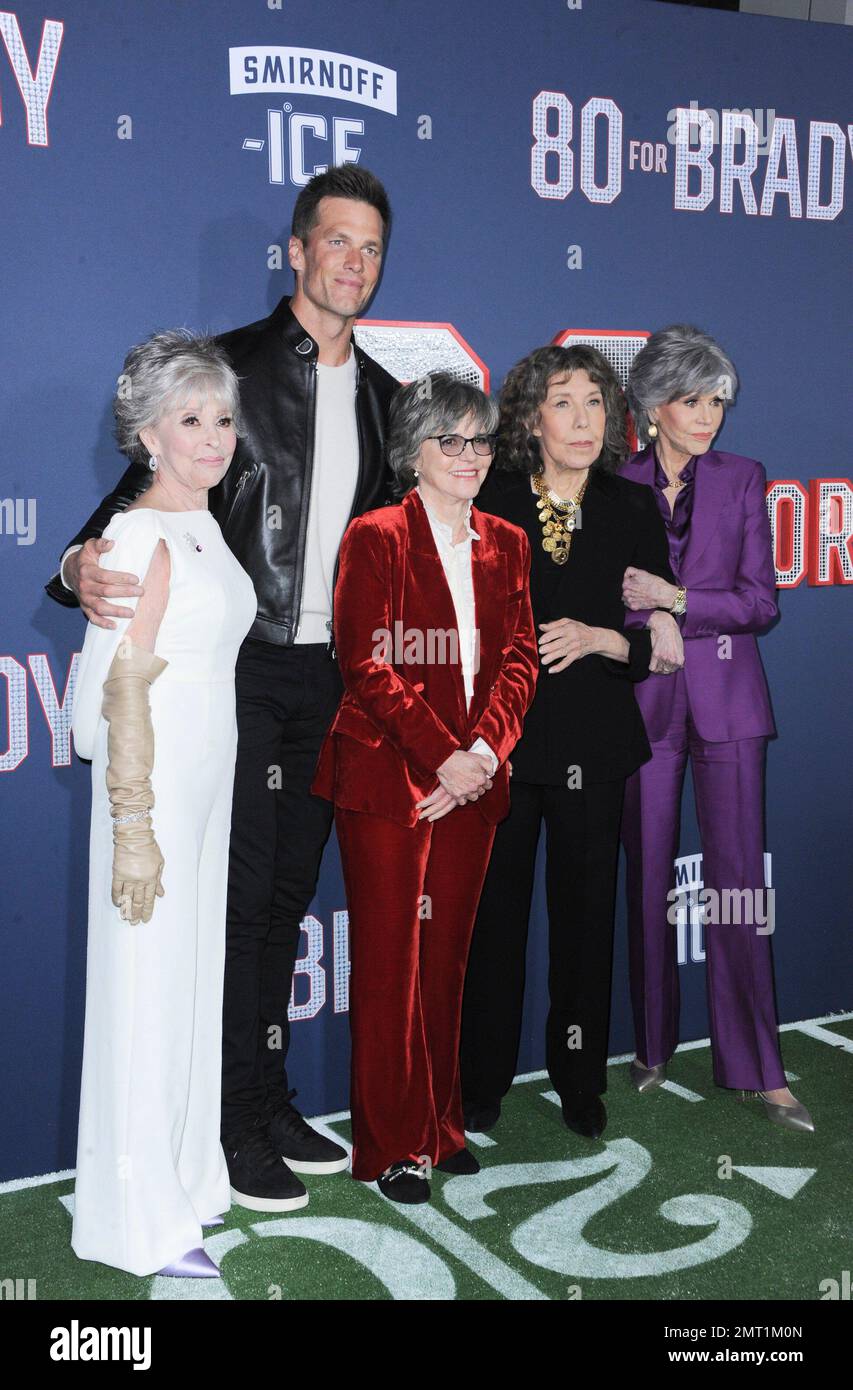 Los Angeles, Kalifornien. 31. Januar 2023. Rita Moreno, Tom Brady, Sally Field, Lily Tomlin, Jane Fonda bei Ankunft für 80 FÜR BRADY Premiere, Regency Village Theatre, Los Angeles, CA, 31. Januar 2023. Kredit: Elizabeth Goodenough/Everett Collection/Alamy Live News Stockfoto