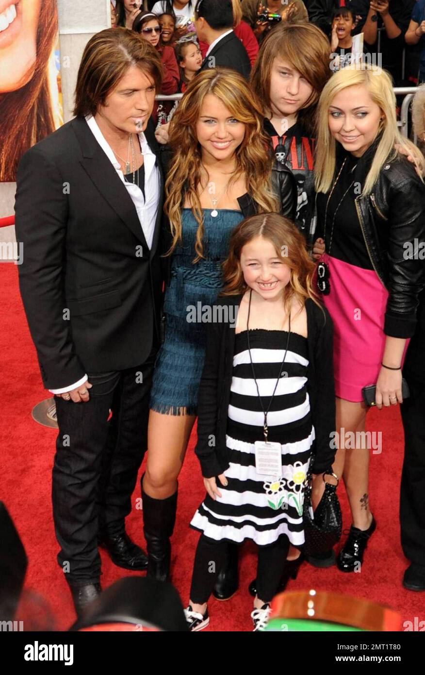Miley Cyrus besucht in Begleitung von Dad Billy Ray Cyrus, mom Leticia Cyrus, Schwester Noah Lindsey Cyrus und Bruder Braison Chance Cyrus die Premiere von „Hannah Montana: The Movie“ im El Capitan Theater in Hollywood. Der Film soll am 11. April in den US-Kinos veröffentlicht werden. Los Angeles, Kalifornien. 4/2/09. . . Stockfoto