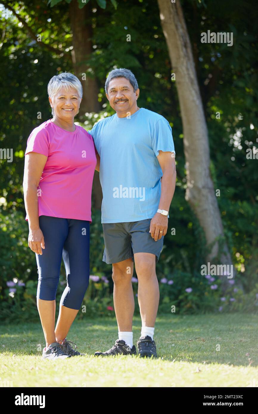 Aktiv und gesund bleiben. Porträt eines erwachsenen Mannes und einer Frau, die zusammen trainieren. Stockfoto