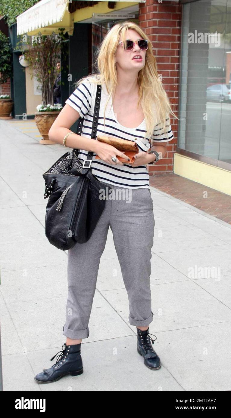 Mischa Barton trägt ein Outfit im Vintage-Stil, das zu ihrem Oldtimer ...