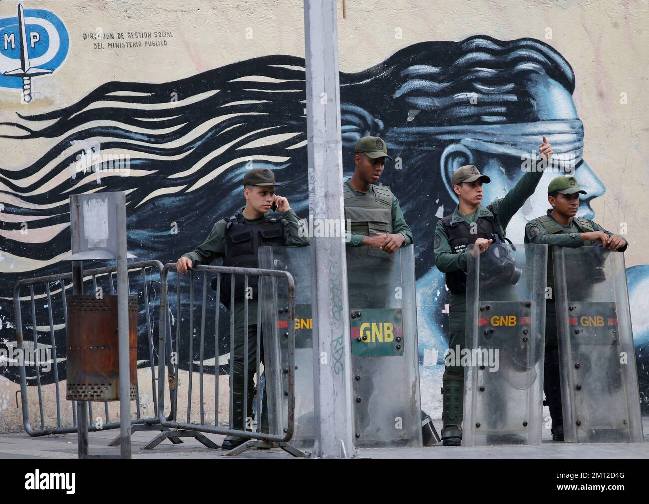 Venezuelan Bolivarian National Guards officers lineup outside of General Prosecutor headquarters in Caracas, Venezuela, Saturday, Aug. 5, 2017. Security forces surrounded the entrance to Venezuela's chief prosecutor's office early Saturday ahead of a session of the newly-installed constitutional assembly in which the pro-government body is expected to debate the onetime loyalist turned arch critic's removal. (AP Photo/Ariana Cubillos) Stockfoto